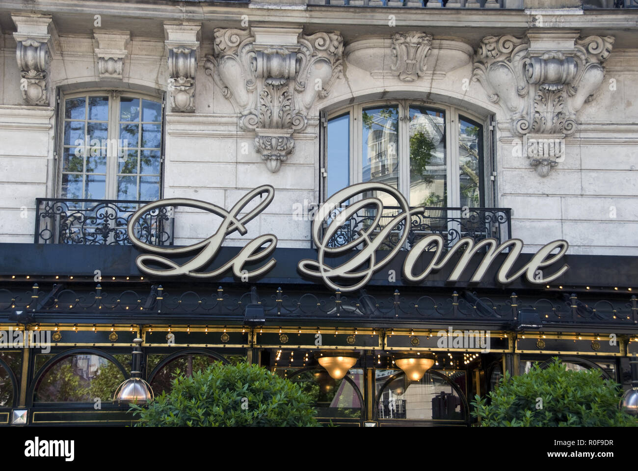 Le Dome, un café historique qui était populaire avec de nombreux écrivains et artistes dans le quartier Montparnasse de Paris, France. Banque D'Images