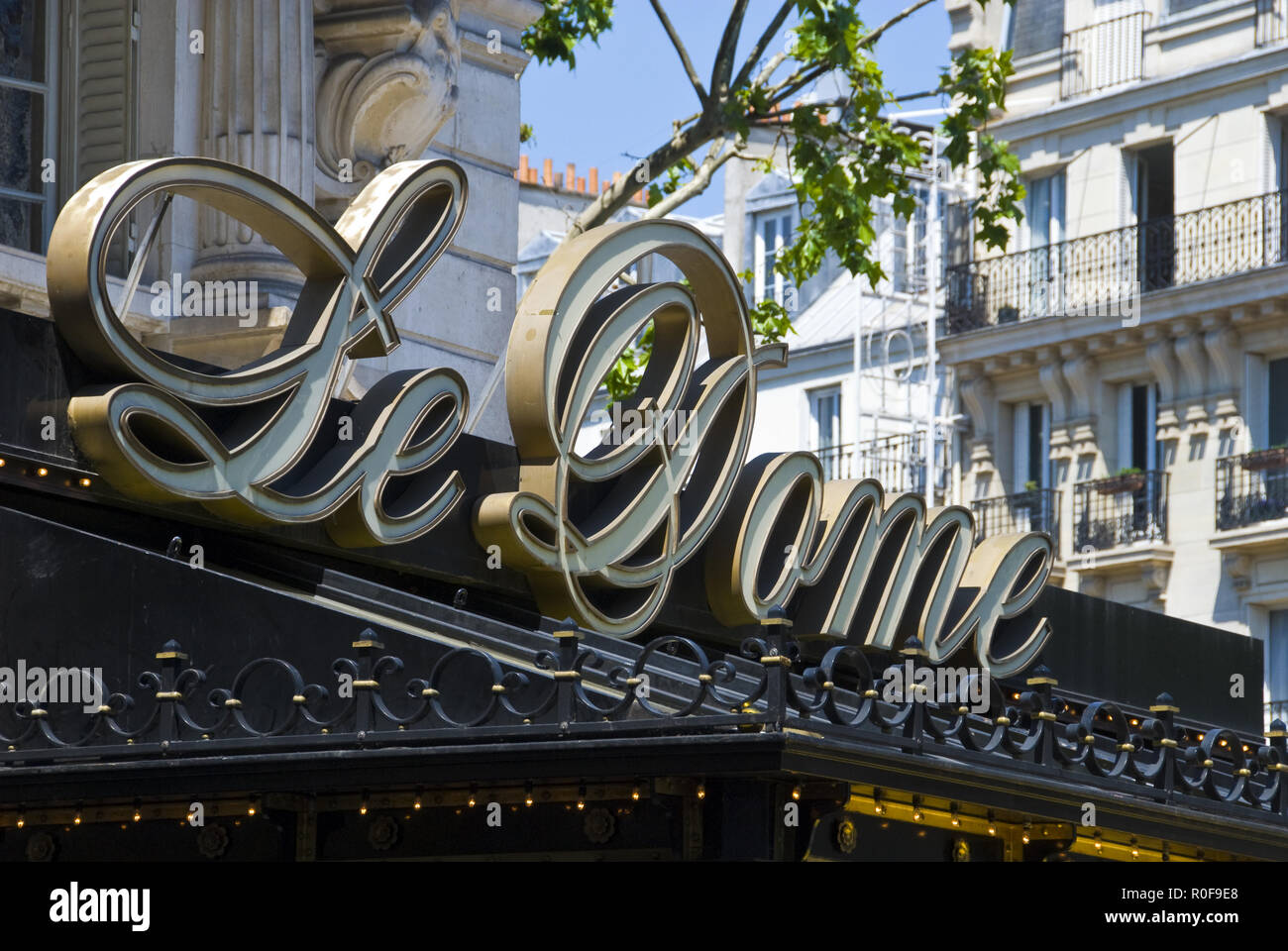 Le Dome, un café historique qui était populaire avec de nombreux écrivains et artistes dans le quartier Montparnasse de Paris, France. Banque D'Images