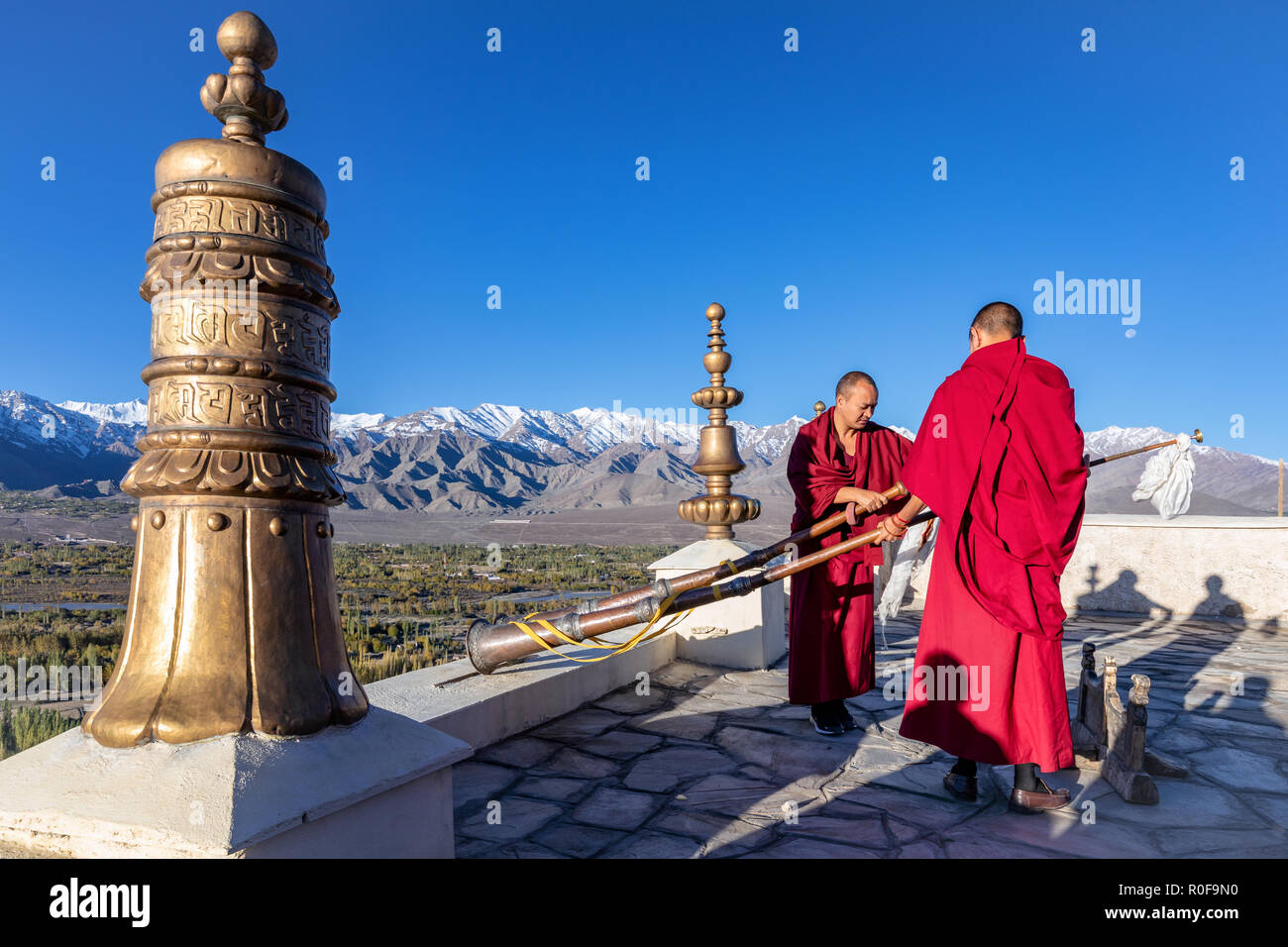 Moines bouddhistes préparant des cornes tibétaines au monastère de Thikse (Thiksay Gompa), Ladakh, Inde Banque D'Images