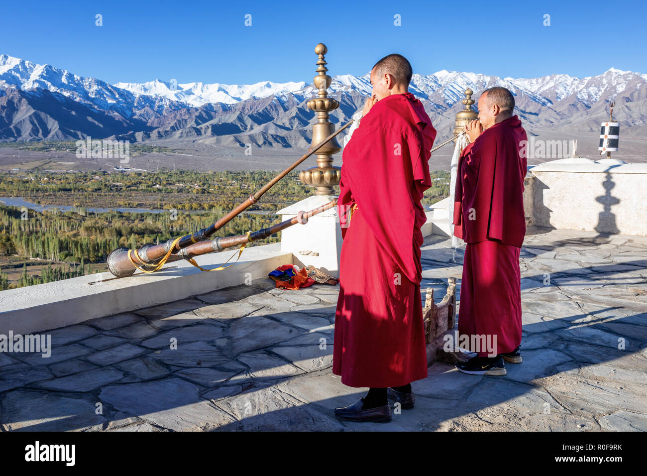Moines bouddhistes jouant des cornes tibétaines au monastère de Thikse (Thiksay Gompa), Ladakh, Inde Banque D'Images