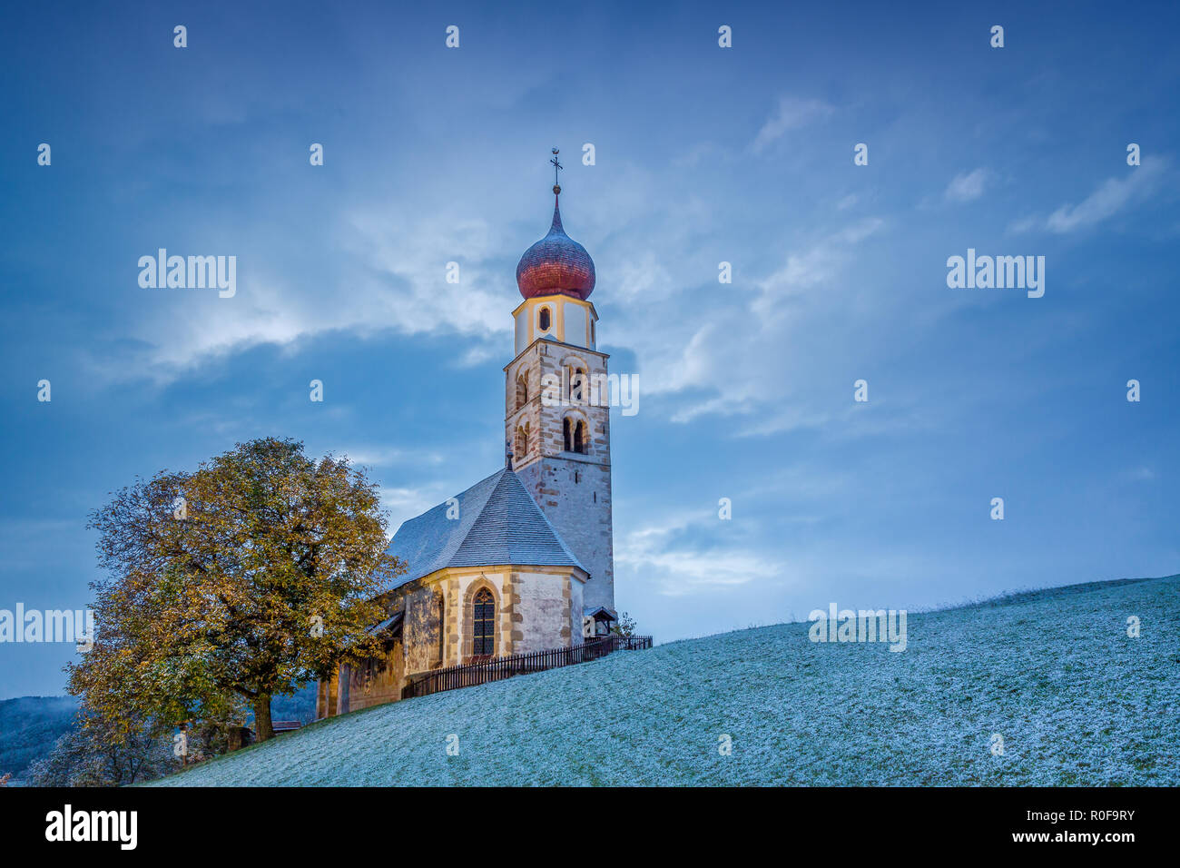 Église de Saint Valentin sur un jour de neige, Seis am Schlern, Siusi allo Sciliar, Dolomites, Trentino-Alto Adige, Italie Banque D'Images