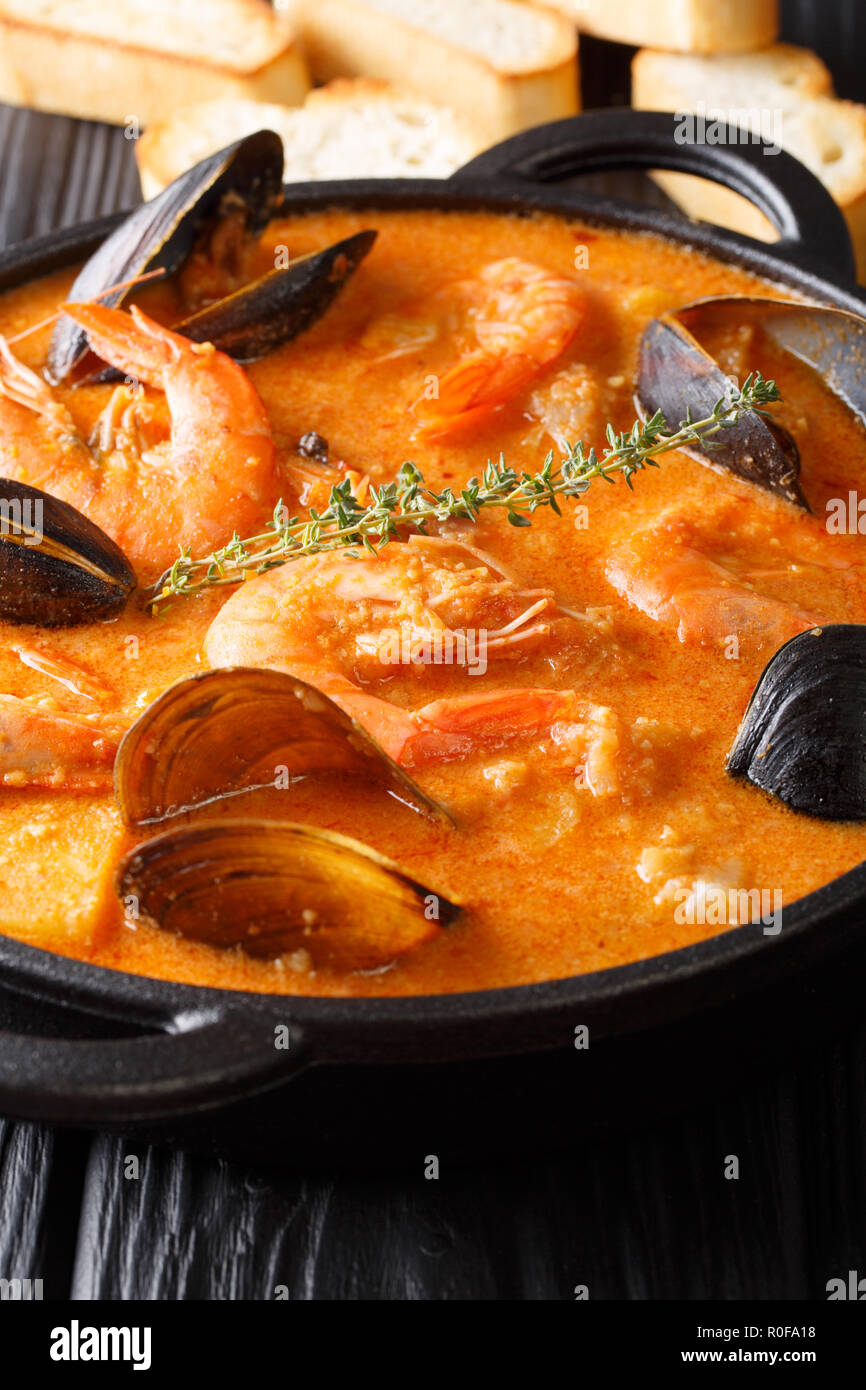 Recette traditionnelle catalane Suquet de Peix soupe de fruits de mer