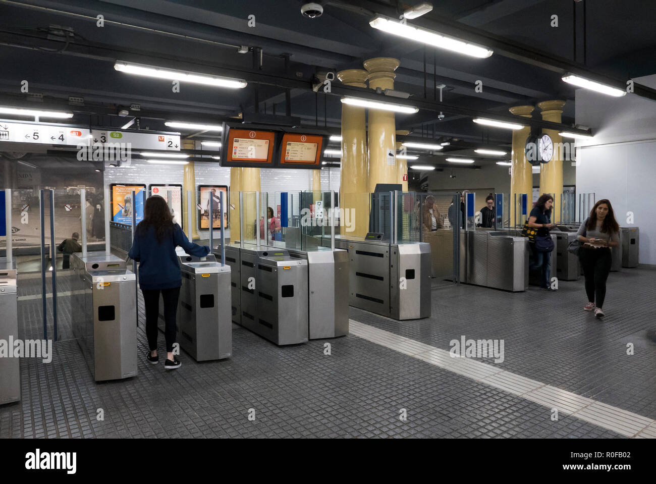 Les navetteurs entrant et sortant un métro à Barcelone, Espagne Banque D'Images