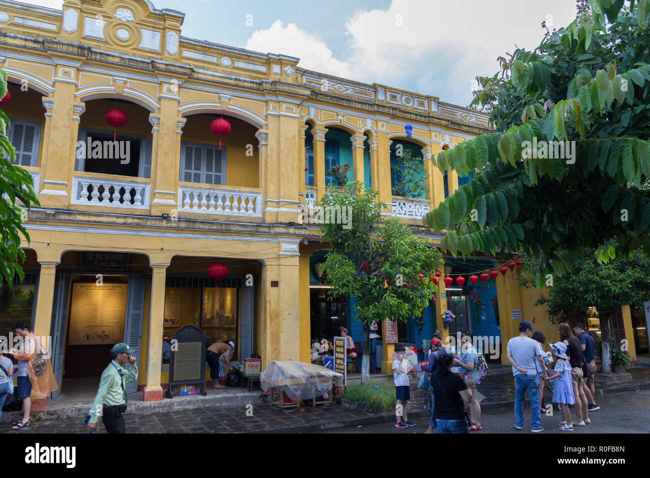 Les touristes à visiter les maisons coloniales jaune à Hoi An Vietnam Banque D'Images