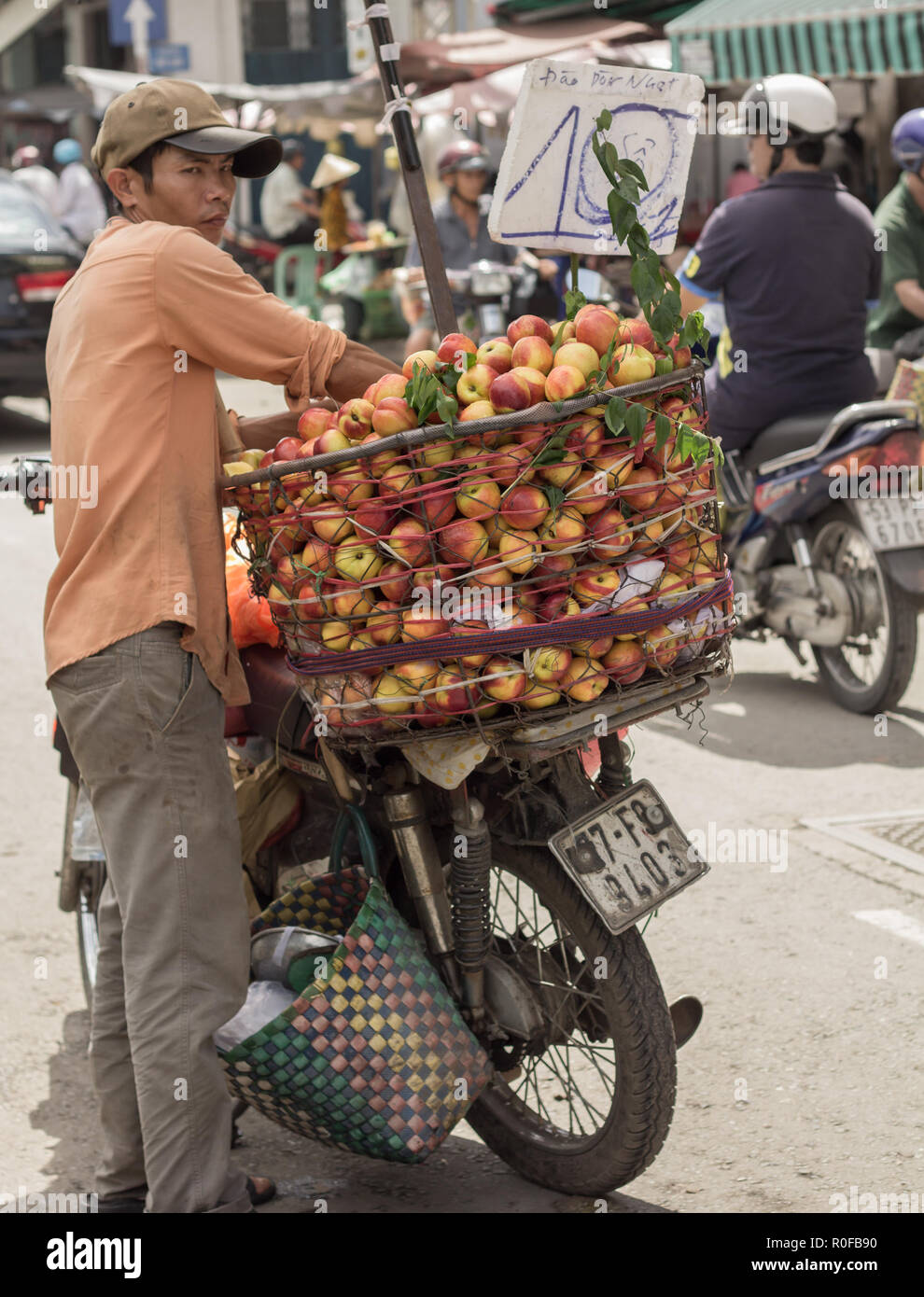 Vendeur homme vente de fruits, Saigon, Vietnam. Banque D'Images