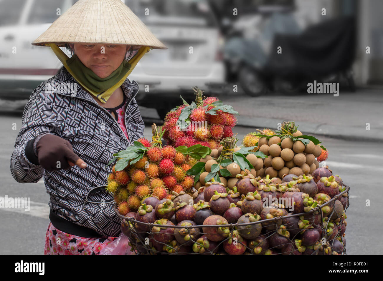 Femme vendant des fruits sur, Saigon, Vietnam. Banque D'Images