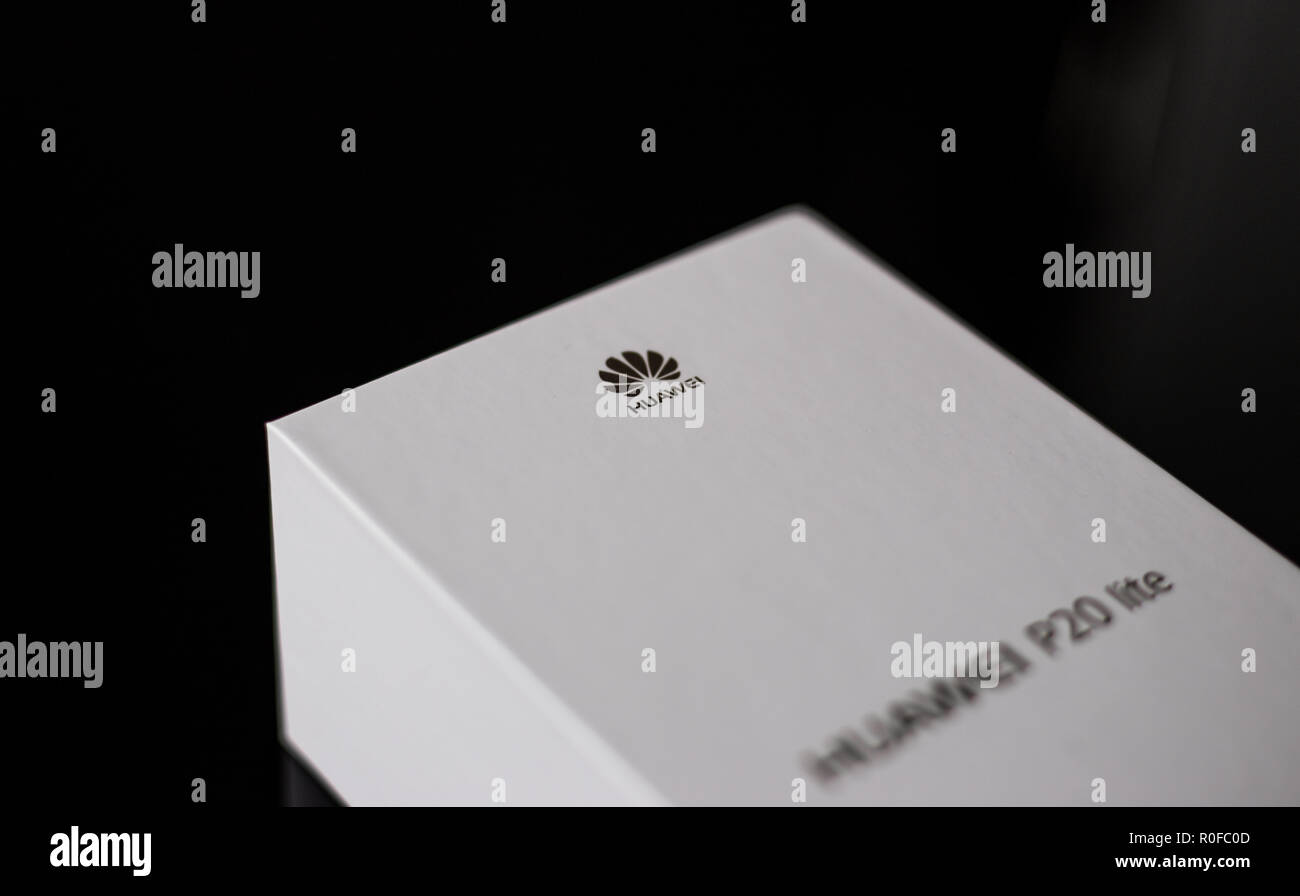 Boîte blanche d'un tout nouveau P20 Lite mobile smartphone fabriqué par la marque chinoise Huawei sur une surface noire brillante Banque D'Images