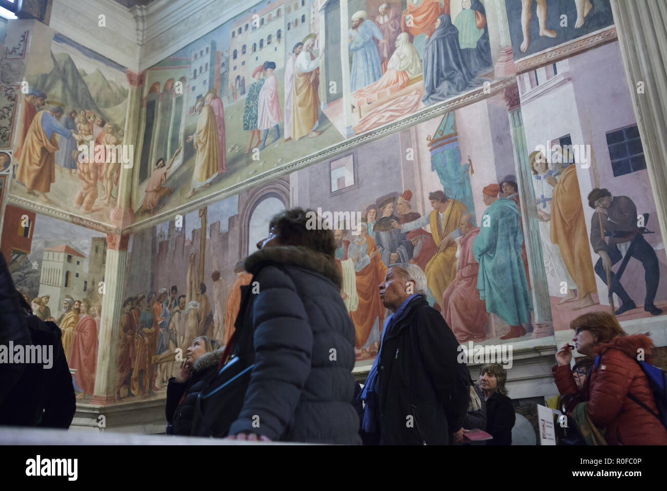 Les touristes visitent la Chapelle Brancacci (Chapelle Brancacci) dans l'église de Santa Maria del Carmine à Florence, Toscane, Italie. Fresques de Masaccio et peintres de la Renaissance italienne Masolino da Panicale (1420-1427) a achevé de Filippino Lippi (1485) sont vus dans l'arrière-plan. Banque D'Images
