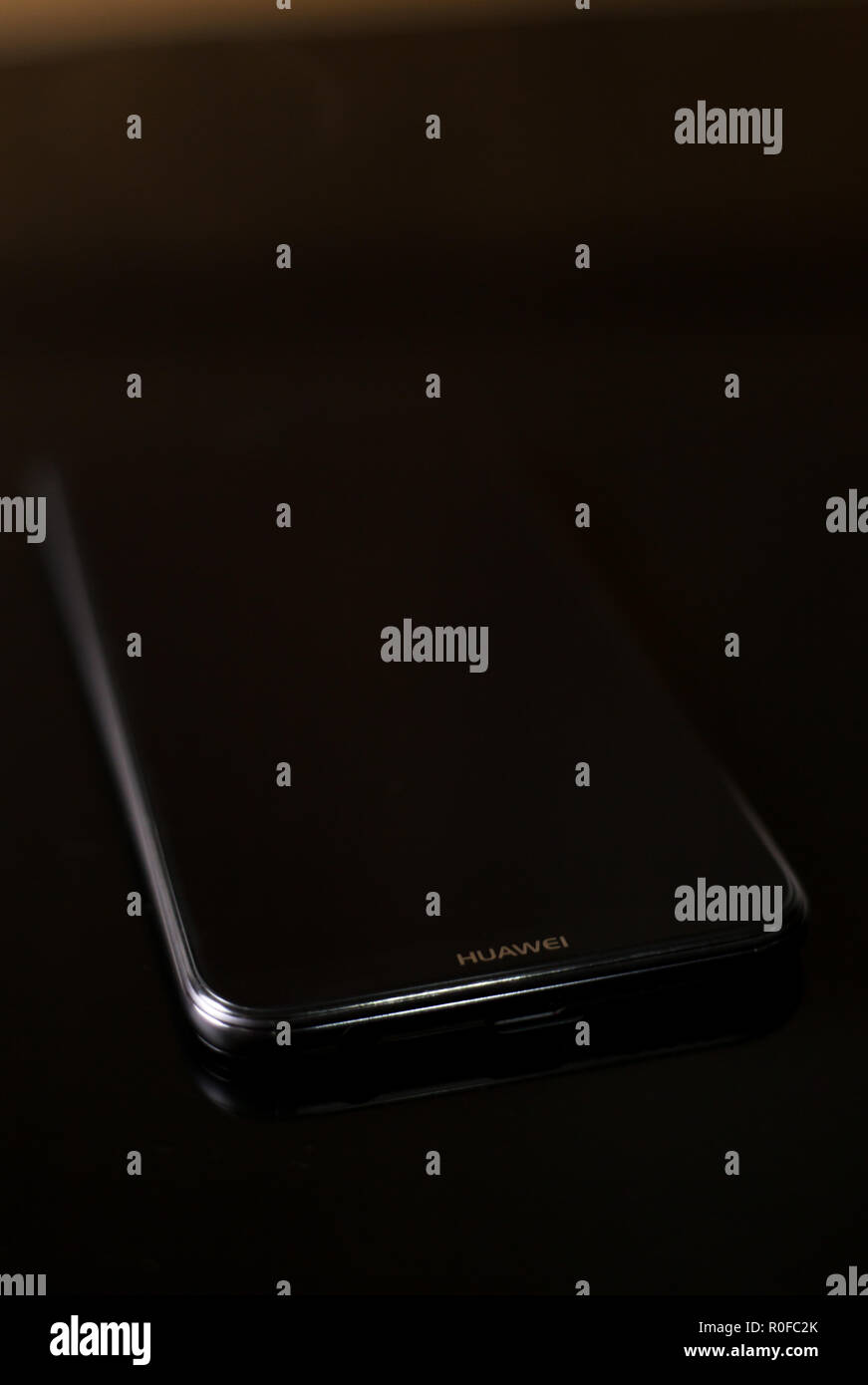 Tout nouveau P20 Lite mobile cell phone faites par la marque chinoise Huawei avec courbe lisse bords sur une surface noire réfléchissante Banque D'Images