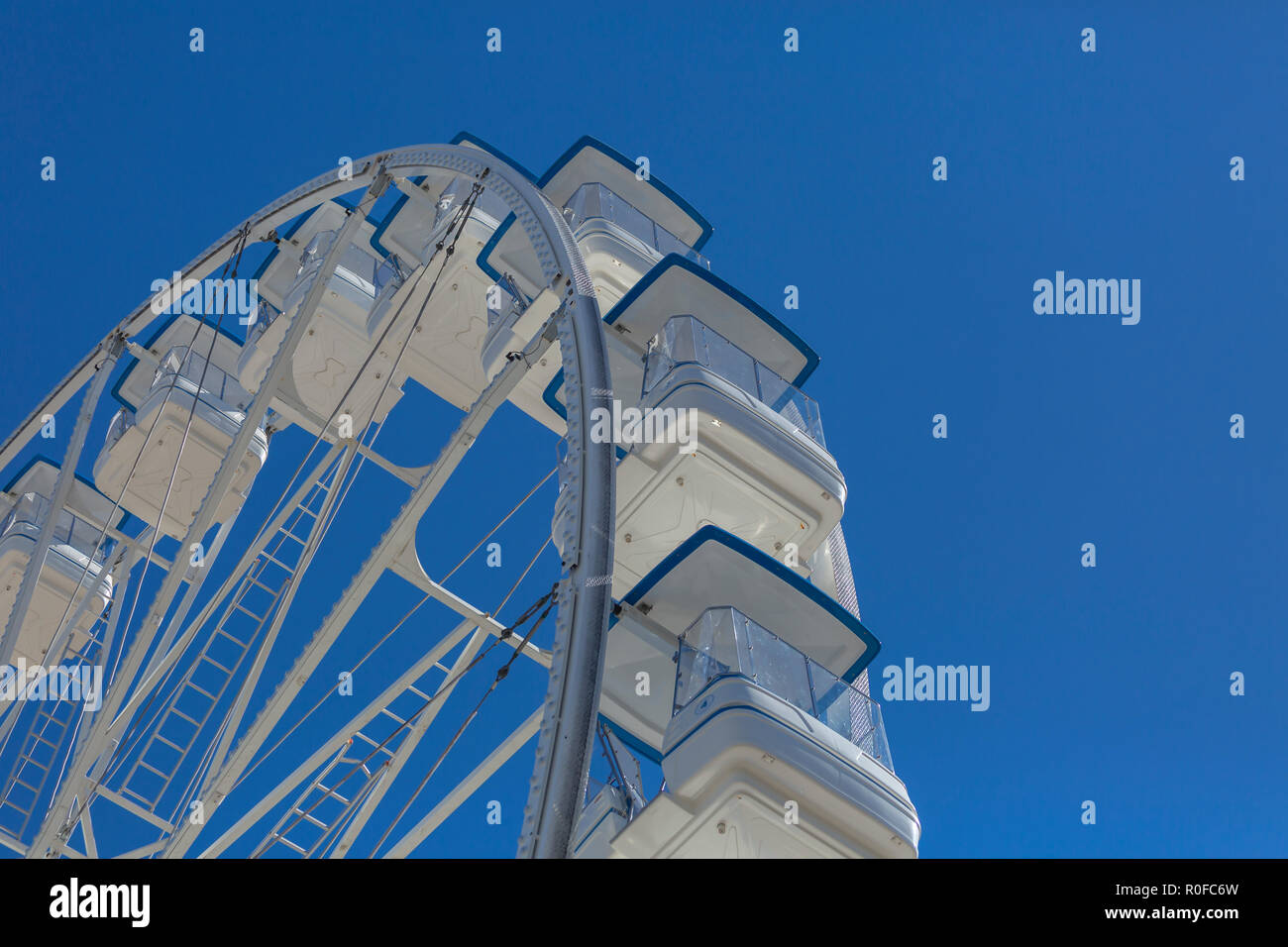 Grande roue avec des chaises, structure métallique, élément récréatif près de la rivière, le centre-ville de Gaia, Portugal Banque D'Images