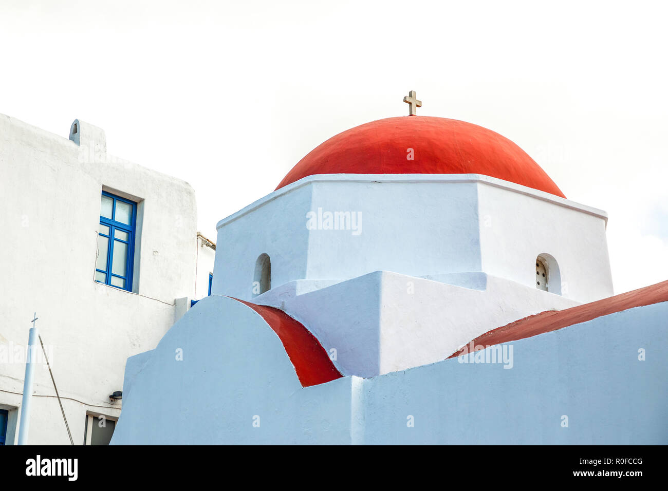 L'église Agia Kyriaki, église grecque typique bâtiment blanc avec dôme rouge contre le ciel bleu sur l'île de Mykonos, Grèce Banque D'Images