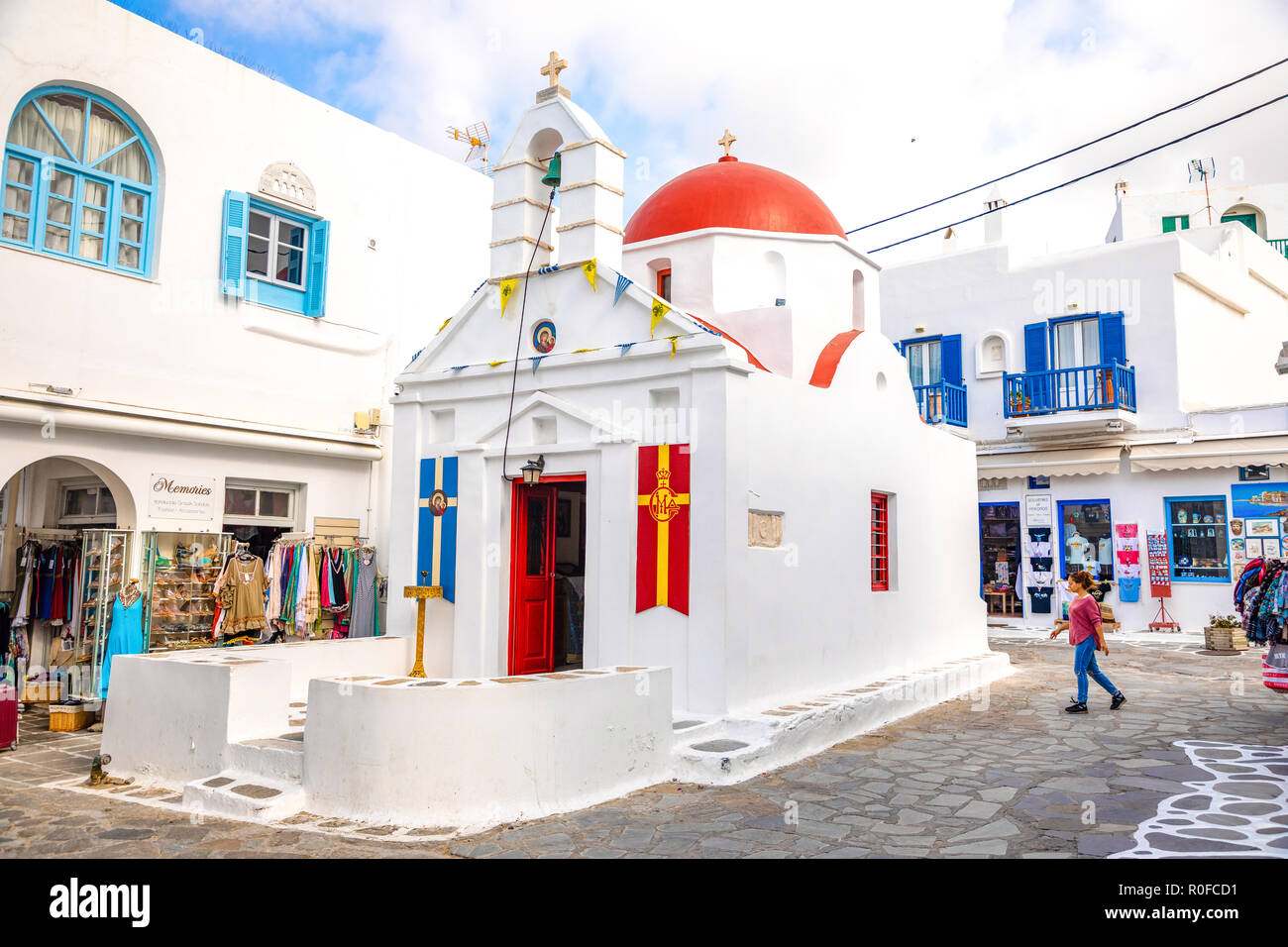 Mykonos, Grèce - 17.10.2018 : Agia Kyriaki Church, église grecque typique bâtiment blanc avec dôme rouge contre le ciel bleu sur l'île de Mykonos, Grèce Banque D'Images