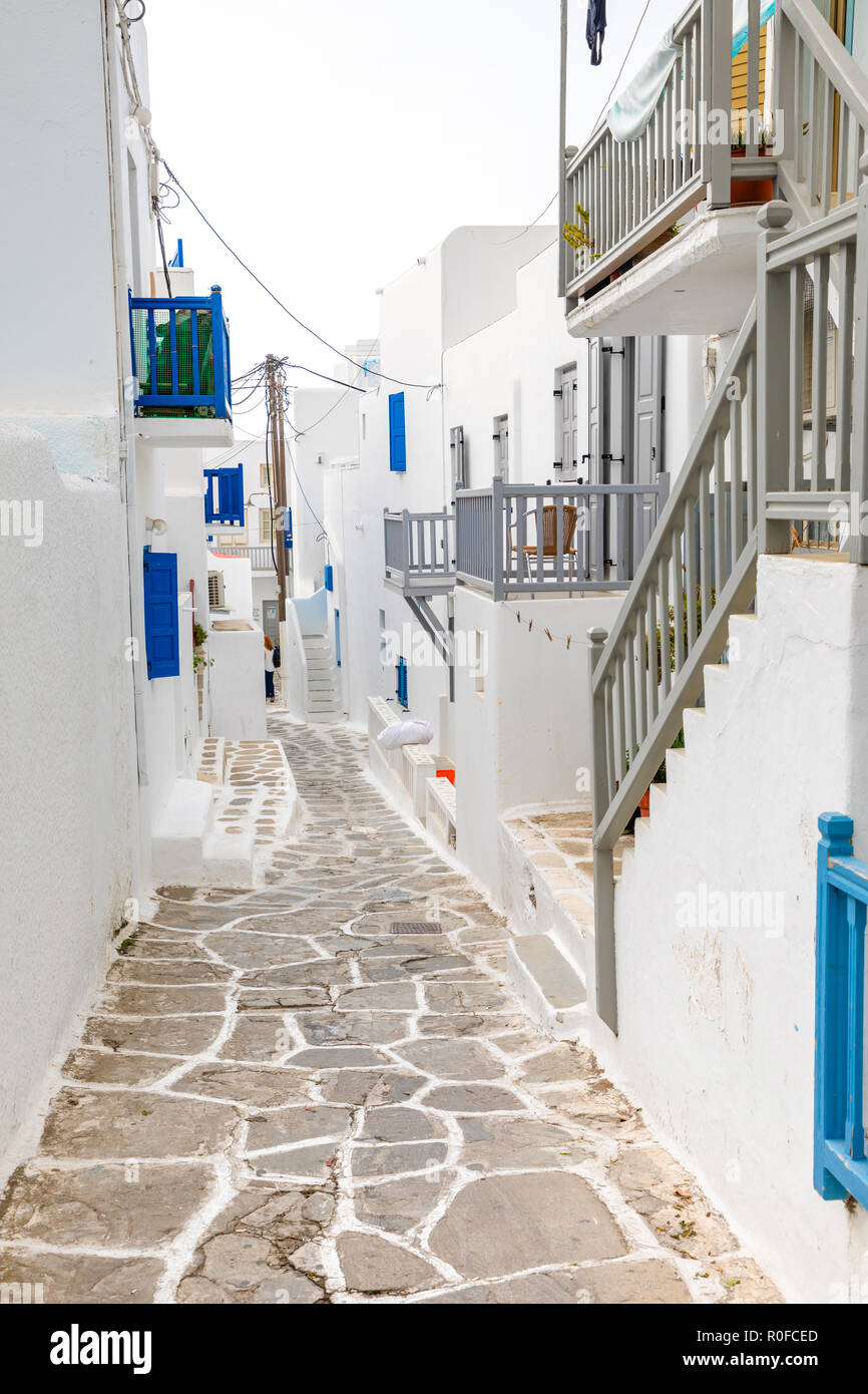 Maisons traditionnelles avec portes et fenêtres bleues dans les rues étroites des villages grecs à Mykonos, Grèce Banque D'Images