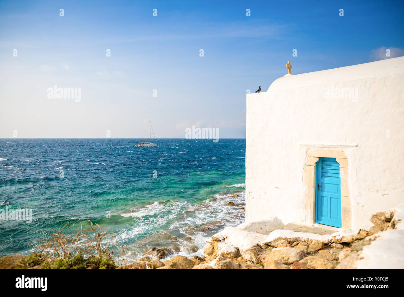 Eglise grecque bâtiment blanc avec dome contre le ciel bleu sur l'île de Mykonos, Grèce Banque D'Images