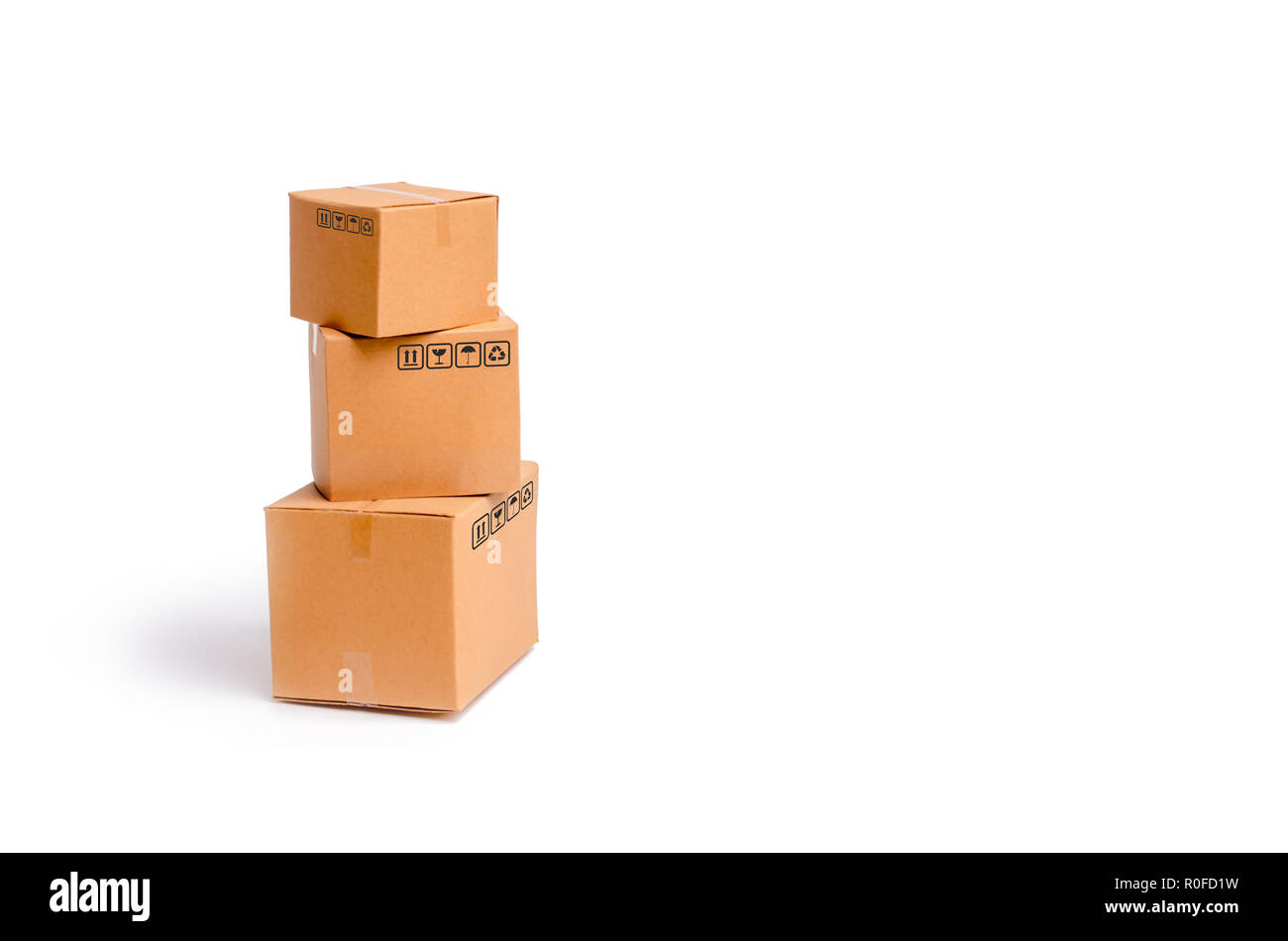 Boîtes de carton sur un fond blanc. Le concept de produits d'emballage,  l'envoi de commandes aux clients. Entrepôt de produits finis et de  l'équipement. Déménagement Photo Stock - Alamy