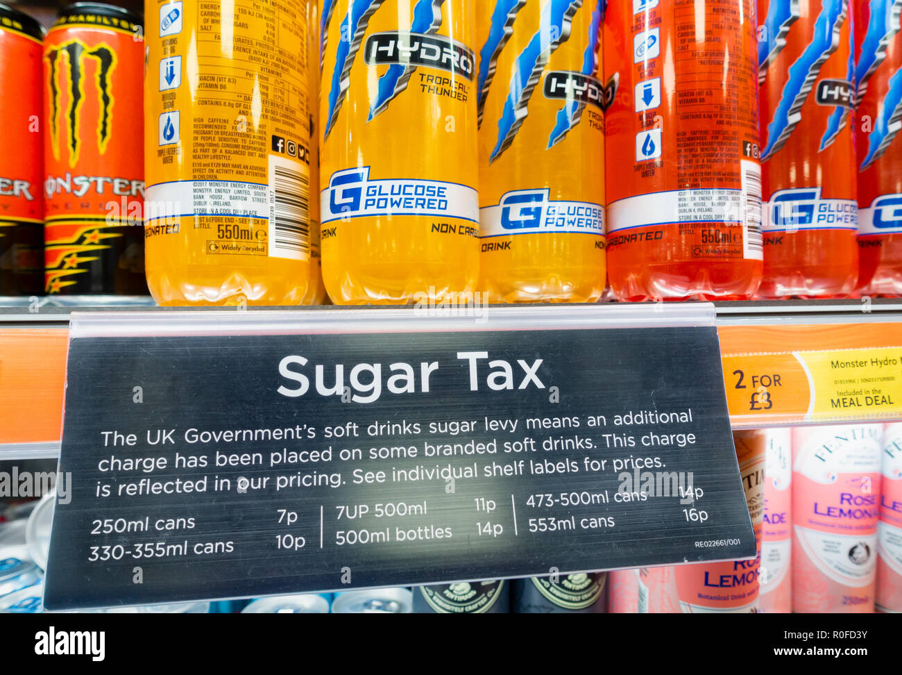 L'obésité la lutte contre l'impôt sur le sucre en supplément sur fizzy/boissons sucrées dans UK shop. Banque D'Images