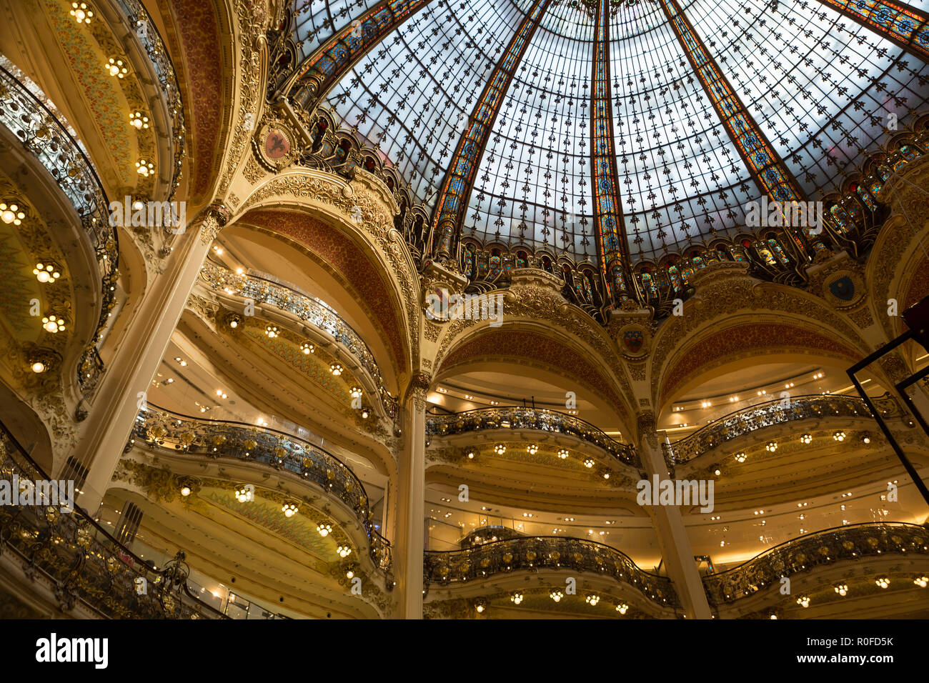 L'intérieur des Galeries Lafayette à Paris. L'architecte Georges Chedanne a conçu le magasin où un verre de l'Art Nouveau et de l'acier dome Banque D'Images