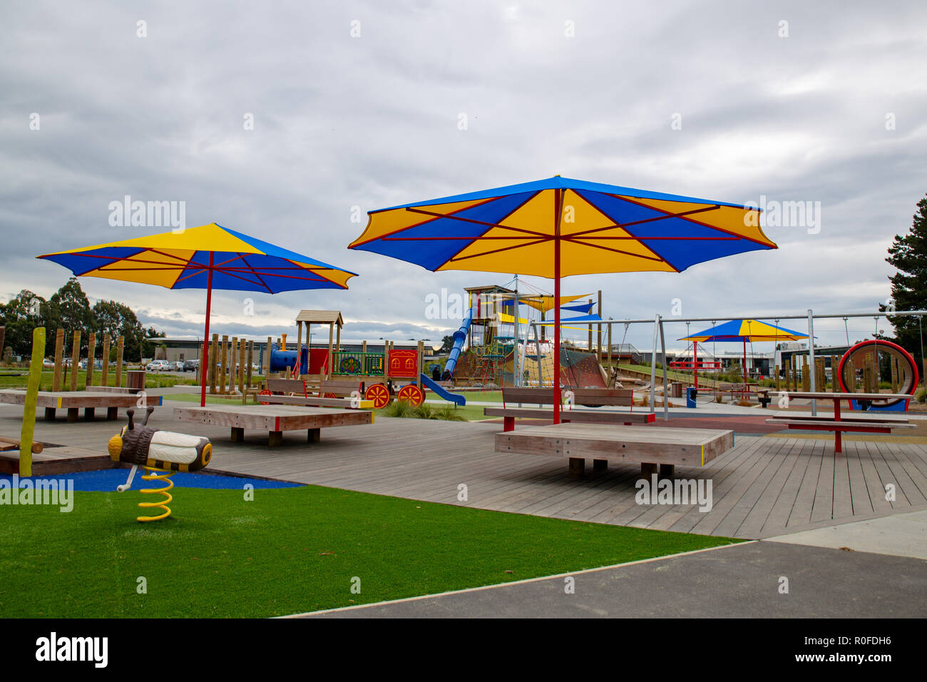 De grands parasols offrent de l'ombre lors d'une aire de jeux pour enfants Banque D'Images