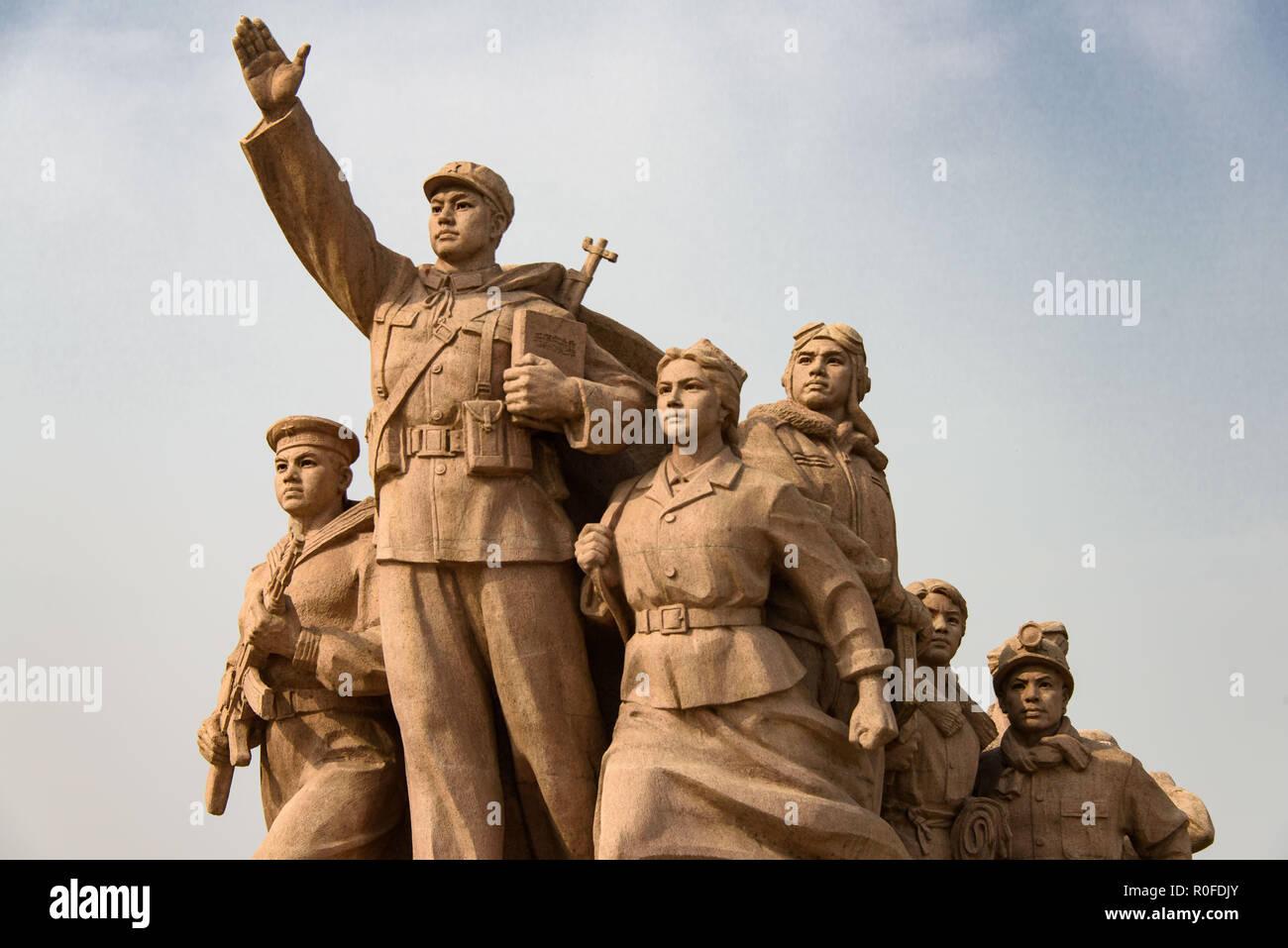 Statue représentant le Parti communiste des gens devant le mausolée de Mao à la place Tienanmen, à Beijing Banque D'Images