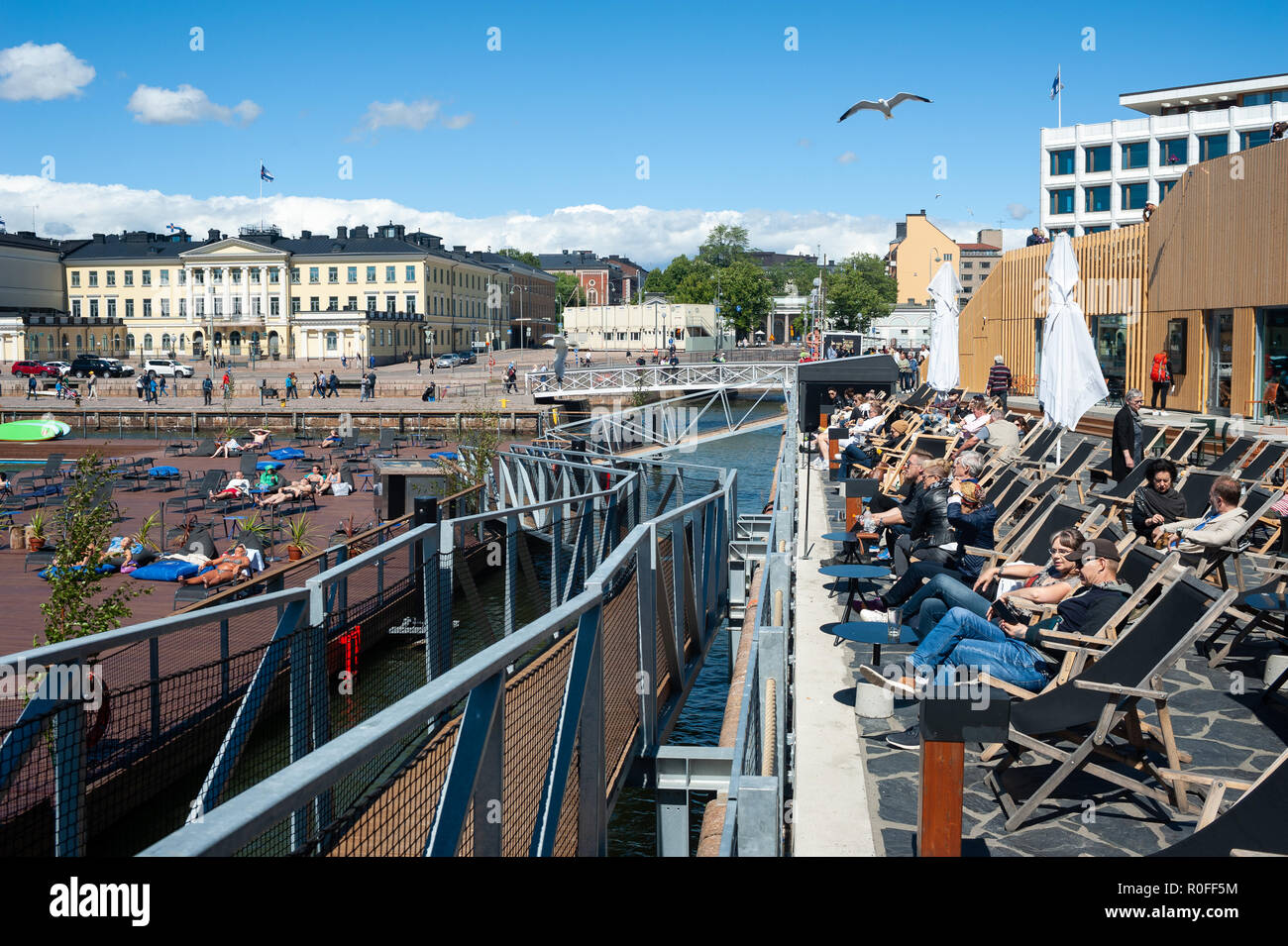 23.06.2018 - Helsinki, Finlande, Europe - une vue sur la mer d'Allas terrasse de piscine avec le port, la place du marché et le palais présidentiel. Banque D'Images