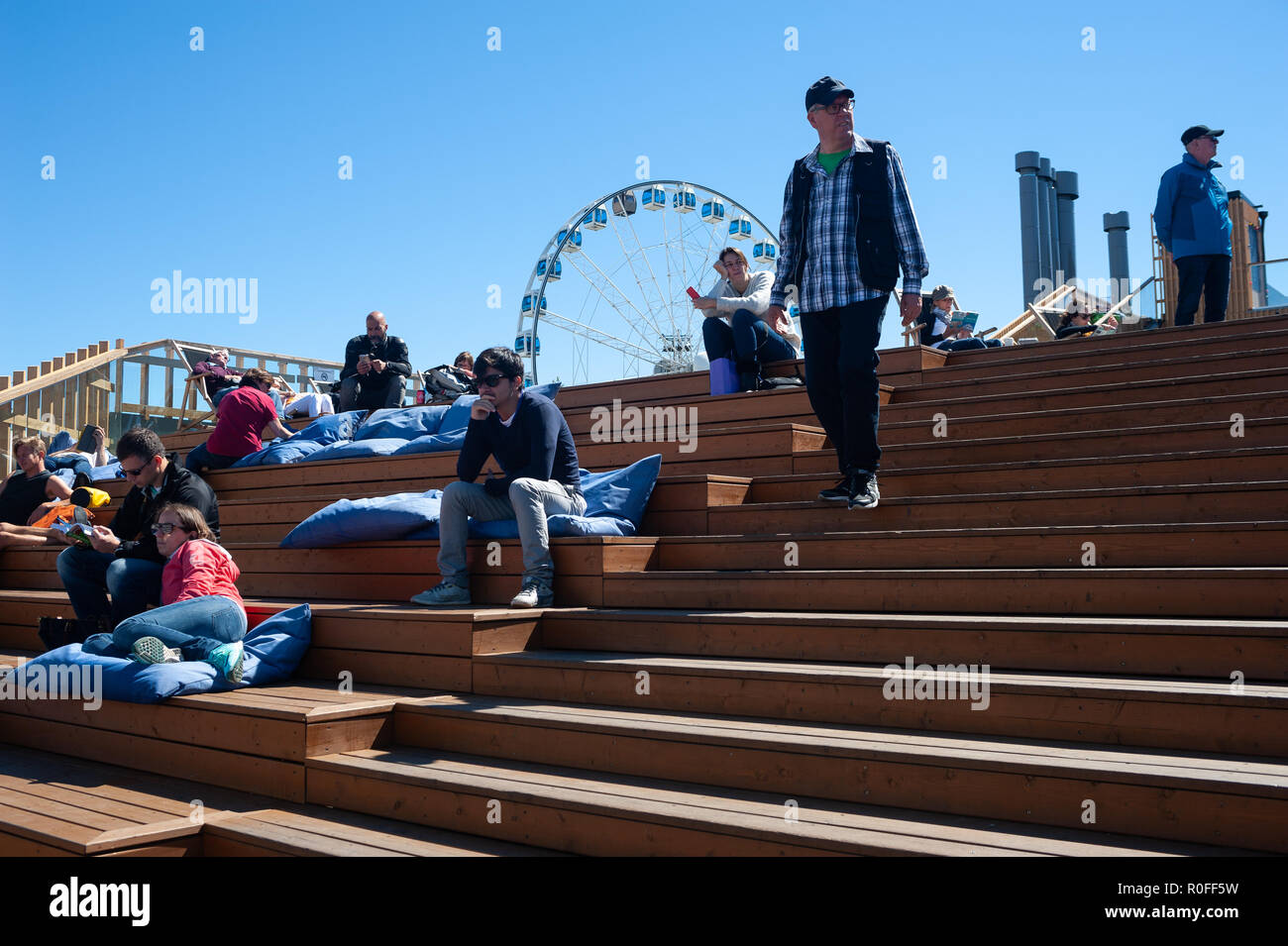 23.06.2018 - Helsinki, Finlande, Europe - Les gens s'asseoir sur l'escalier qui mène à la terrasse de la mer. Piscine d'Allas Banque D'Images