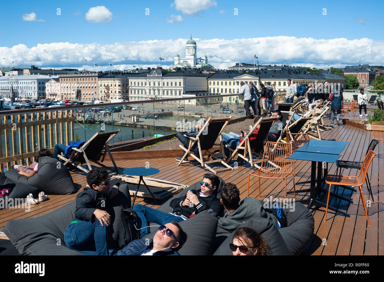 23.06.2018 - Helsinki, Finlande, Europe - les gens le soleil sur le toit de la piscine avec la mer Allas place du marché dans la toile. Banque D'Images