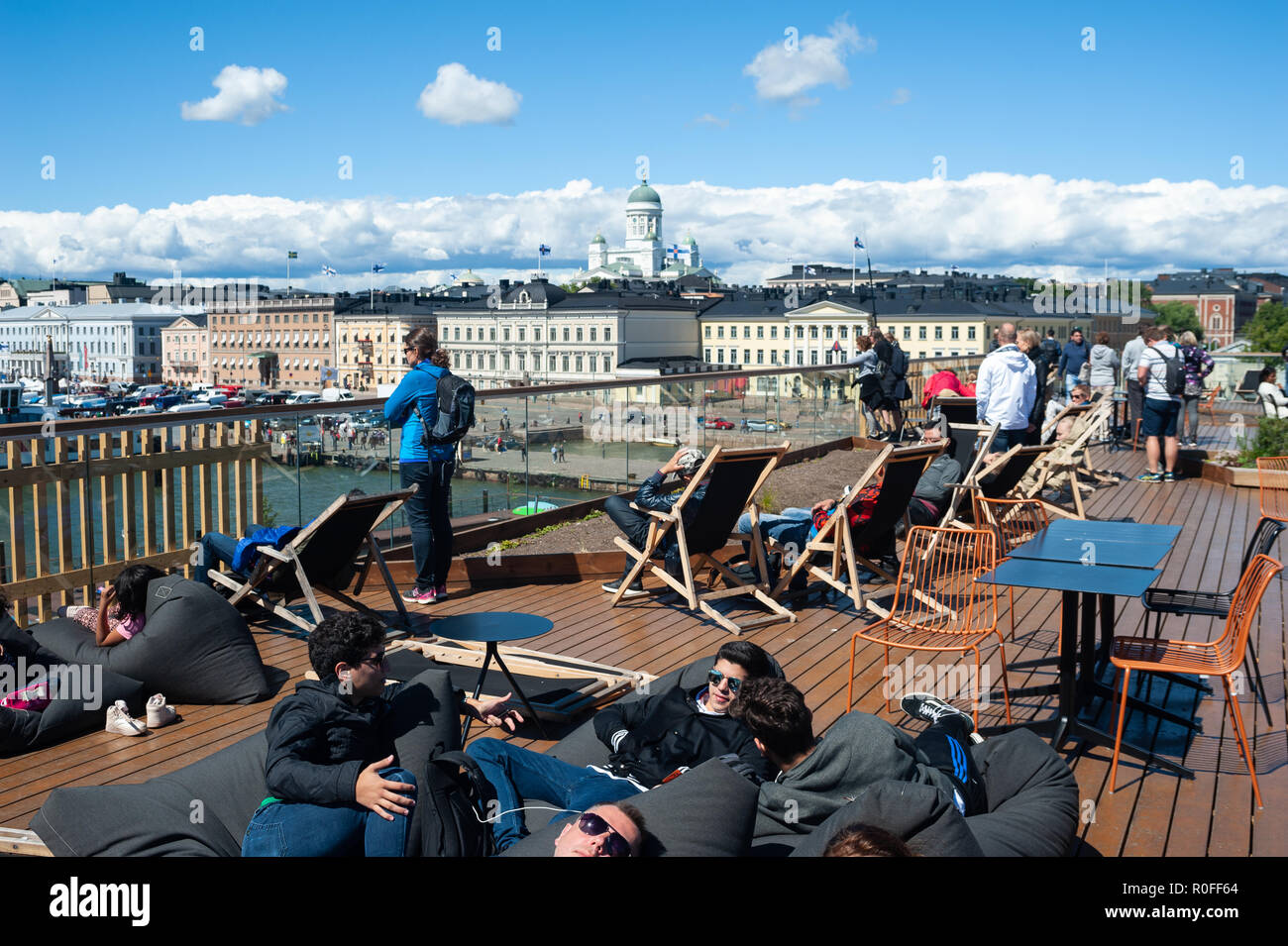 23.06.2018 - Helsinki, Finlande, Europe - les gens le soleil sur le toit de la piscine avec la mer Allas place du marché dans la toile. Banque D'Images