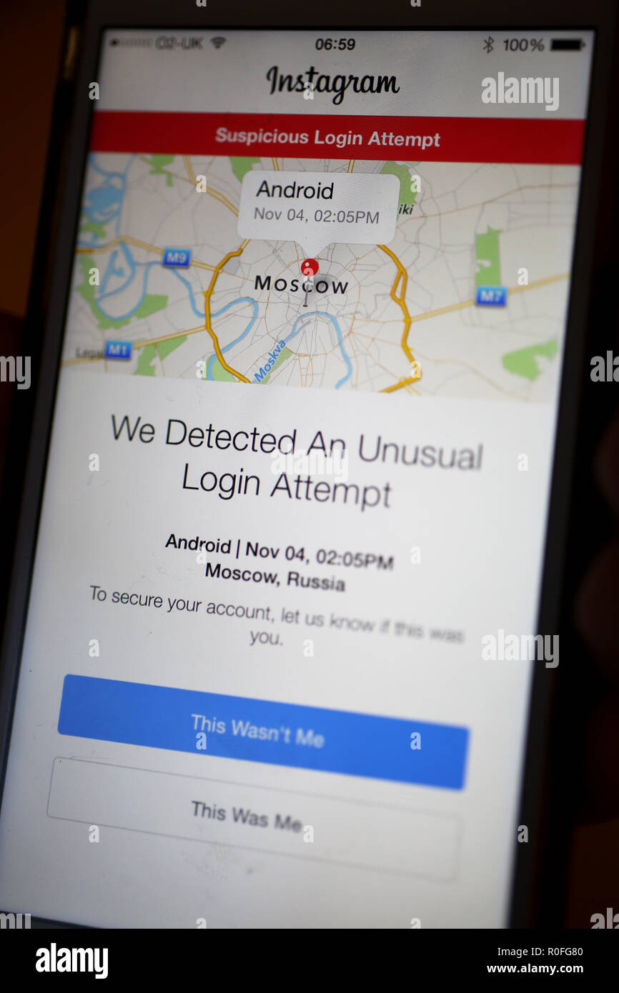 Vue générale d'une personne tenant une à Londres avec un message d'Instagram que c'est piraté à partir de Moscou en Russie sur l'écran, Londres, Royaume-Uni. Banque D'Images