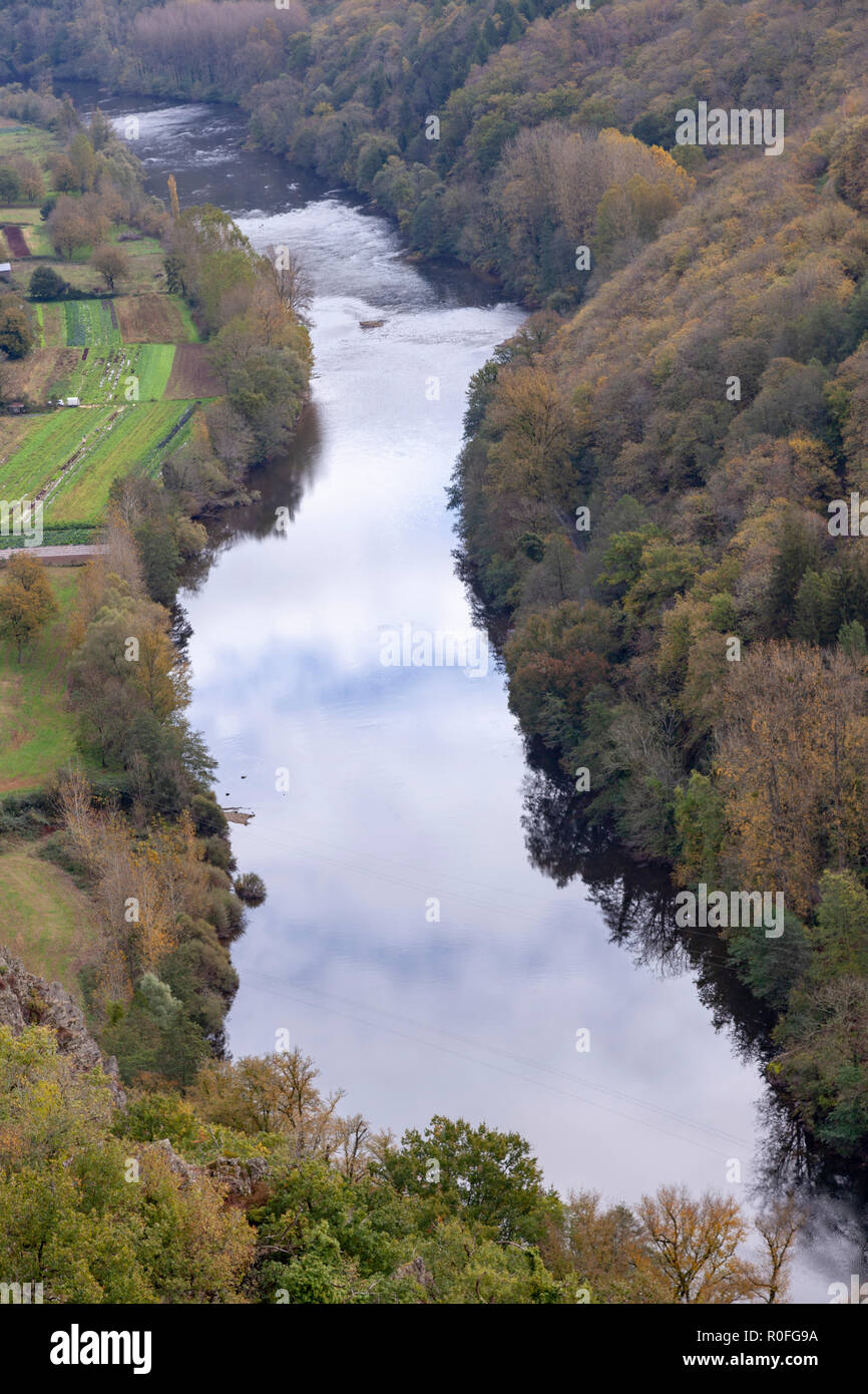 La vallée de la rivière Lot, à l'automne (Saint Parthem - Aveyron - Midi Pyrenees - France), en amont du château de Gironde qui overlhangs. Banque D'Images