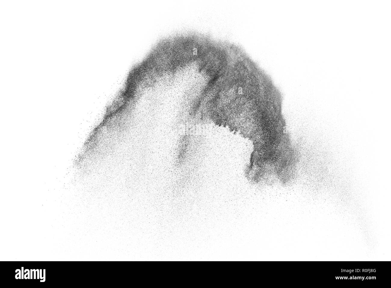 Explosion de particules noires isolé sur fond blanc. Résumé fond de poussière de texture. Banque D'Images