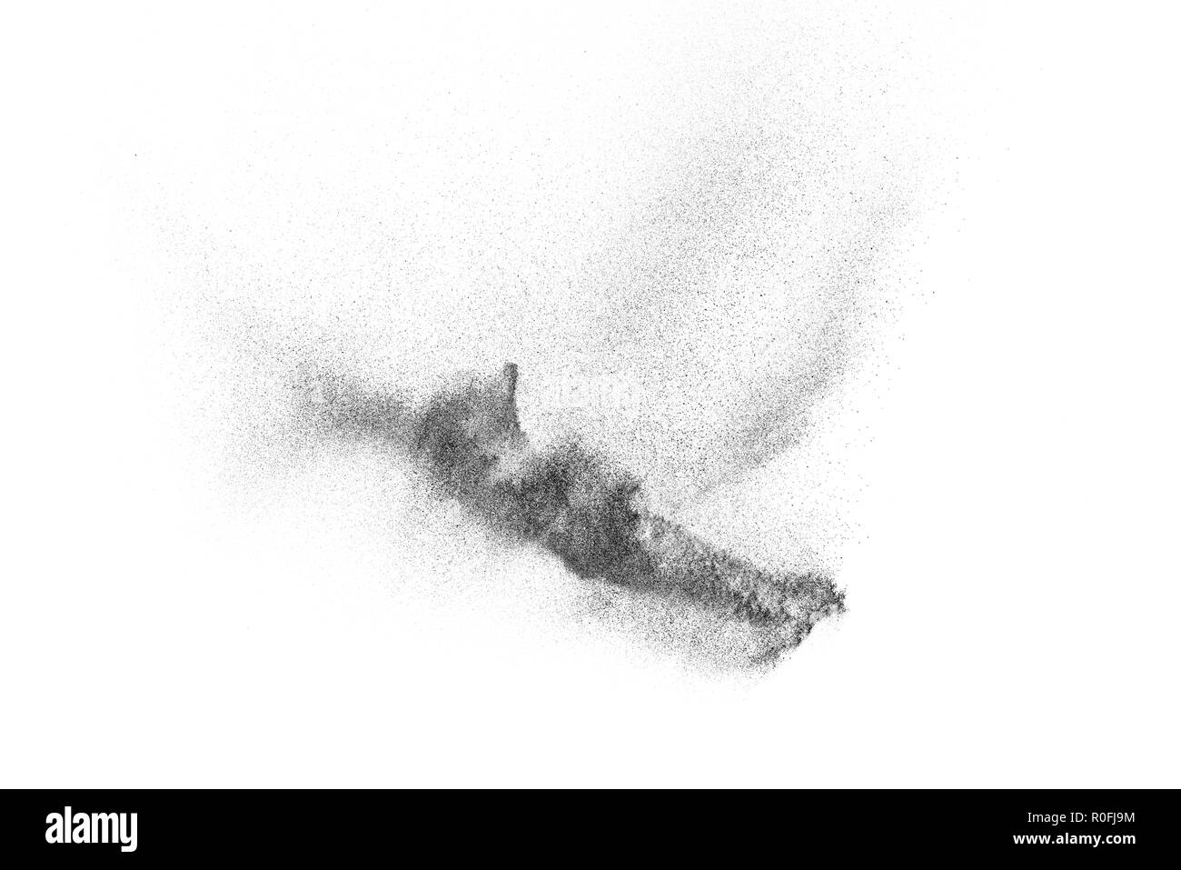 Explosion de particules noires isolé sur fond blanc. Résumé fond de poussière de texture. Banque D'Images