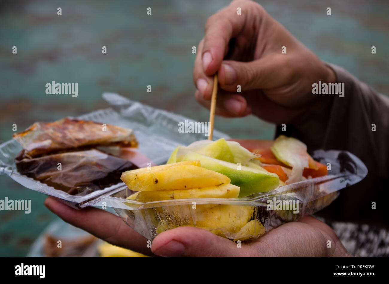 Le RUJAK - cueillette des fruits de la salade de fruits et légumes traditionnels en Indonésie Banque D'Images