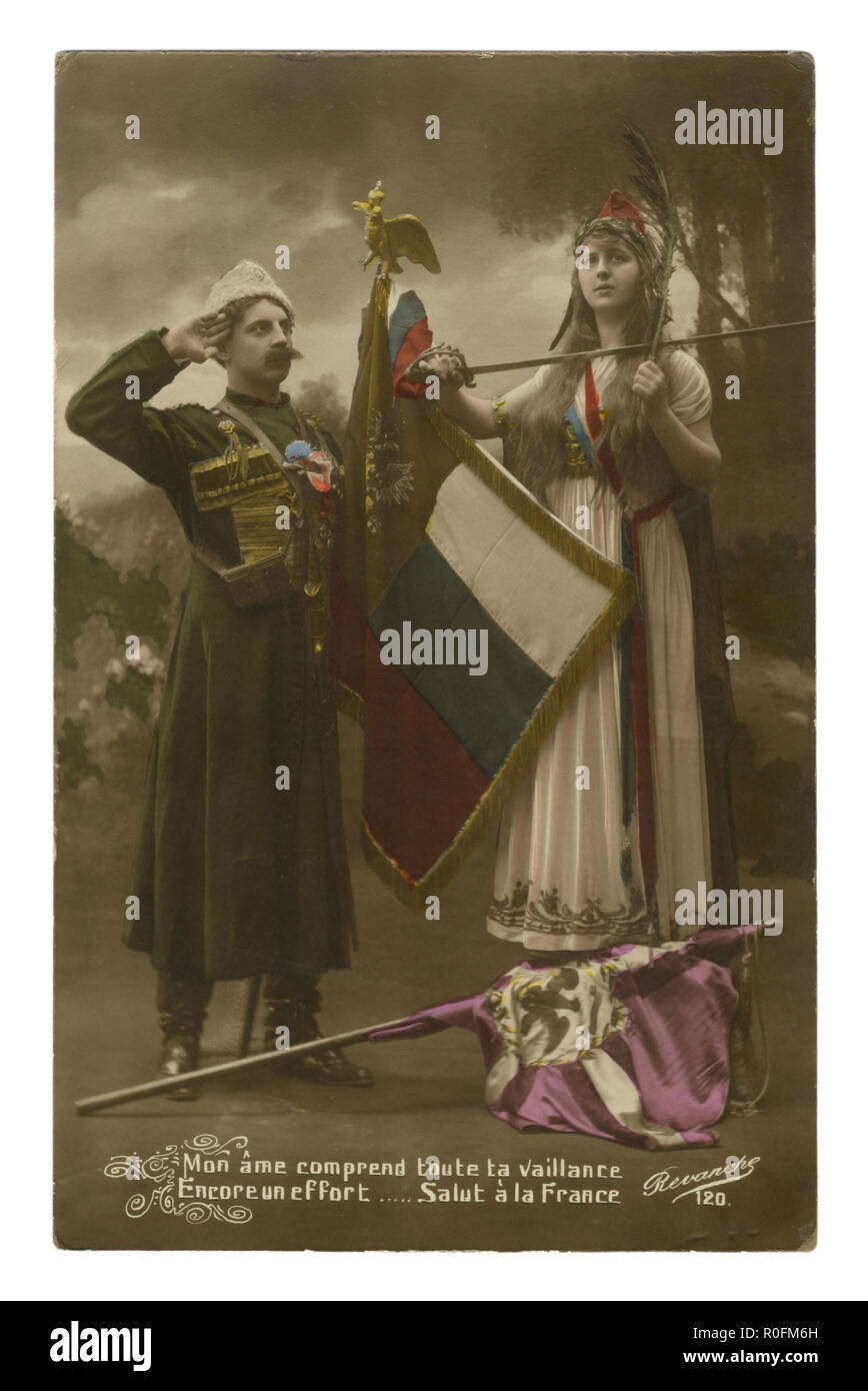 Photo historique français : carte postale avec un drapeau cosaque russe salue la jeune femme Marianne symbole de la France piétiner la bannière de l'Allemagne de la première guerre mondiale. Banque D'Images