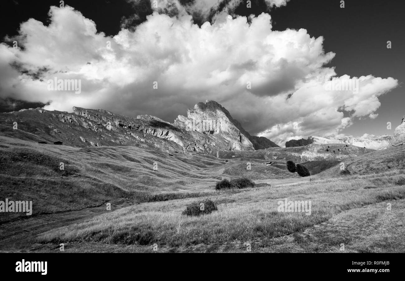 Les prairies alpines de montagne de Seceda. Odle pics. Le Gardena Dolomites. Noir blanc paysage de montagne. Alpes italiennes. L'Europe. Banque D'Images