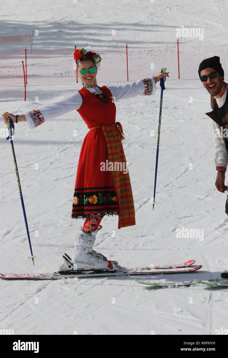 Ski avec drapeaux bulgare à Pamporovo ski resort, en Bulgarie. Des gens habillés avec des vêtements de ski traditionnelle bulgare avec le drapeau national. Banque D'Images