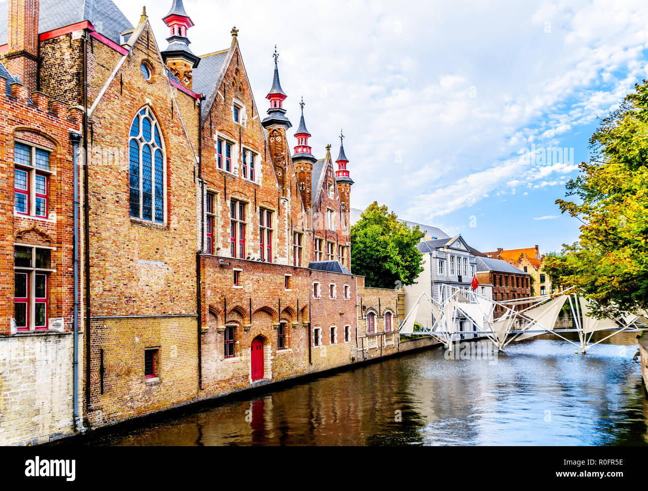 L'étape historique gables de l'arrière de Brugse Vrije building au bord du canal Groenerei dans la célèbre ville historique de Bruges, Belgique Banque D'Images