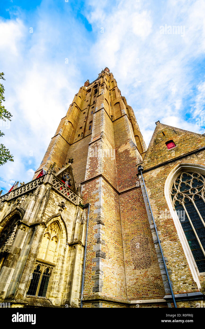 La tour de Onze Lieve Vrouwekerk (église Notre Dame) dans le centre historique de la cité médiévale et ville touristique de Bruges, Belgique Banque D'Images