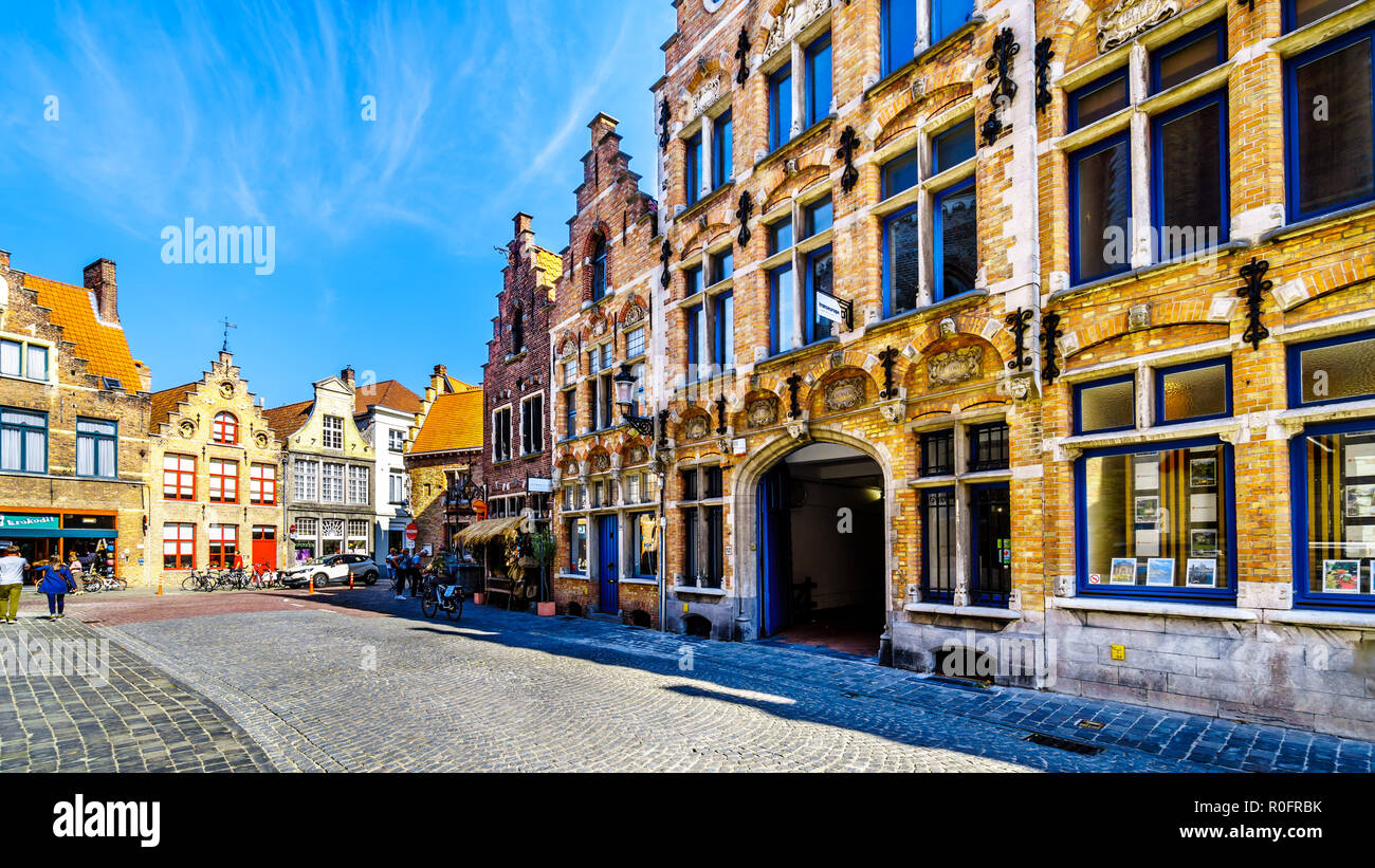 Maisons médiévales à l'étape gables le long des rues pavées du quartier historique et de la célèbre ville de Bruges, Belgique Banque D'Images