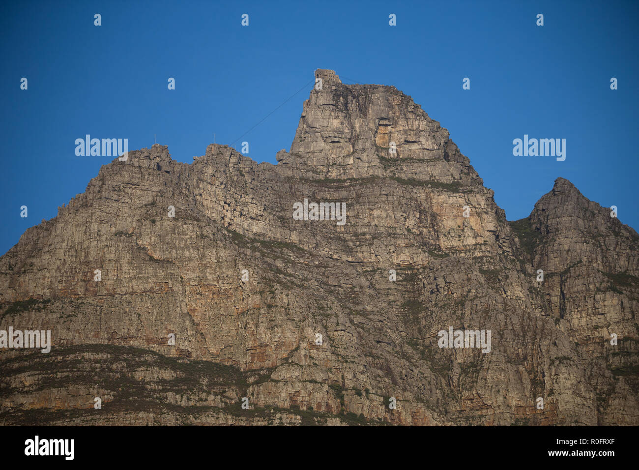 Table Mountain téléphérique supérieure à Cape Town, Afrique du Sud contre un ciel bleu en fin d'après-midi à la fin de l'automne Banque D'Images