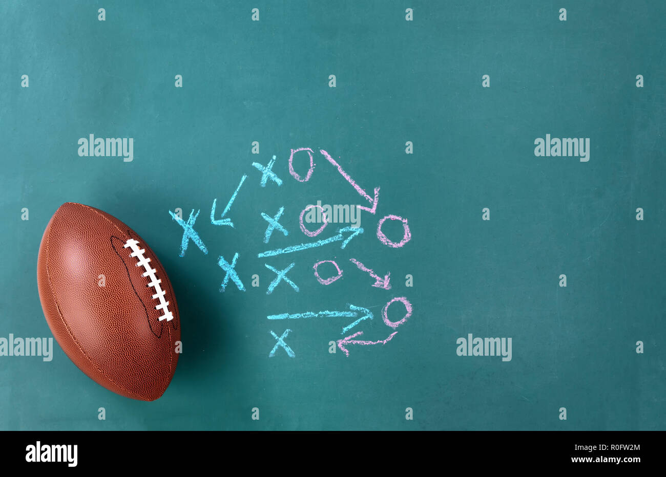 Le football américain avec plan de jeu sur tableau nettoyé Banque D'Images