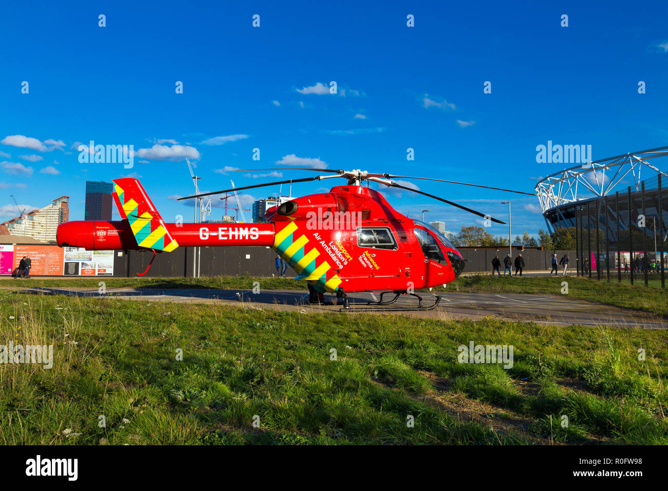 London Air Ambulance hélicoptère rouge posté par le stade dans le Queen Elizabeth Olympic Park, Londres, UK Banque D'Images