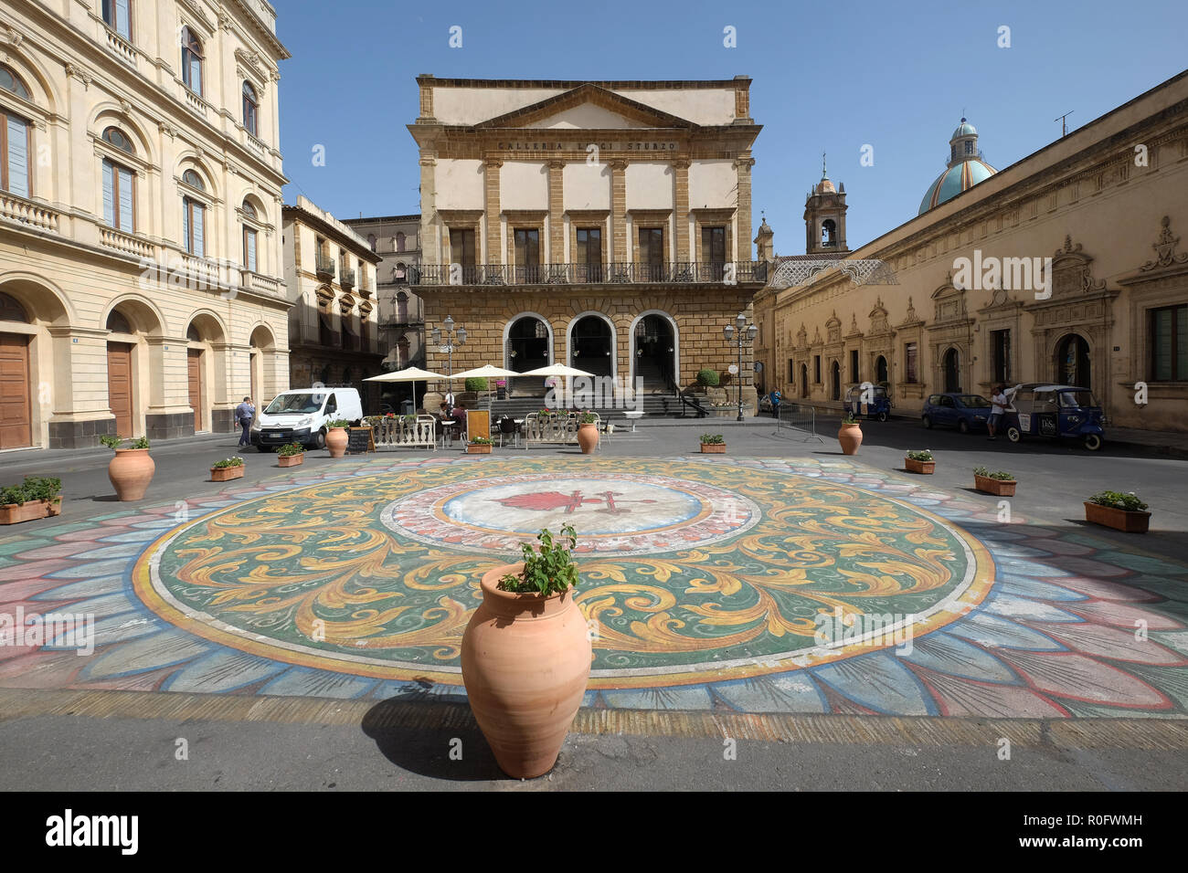 Piazza del Municipio, (place principale de la ville) Caltagirone, Sicile, Italie Banque D'Images
