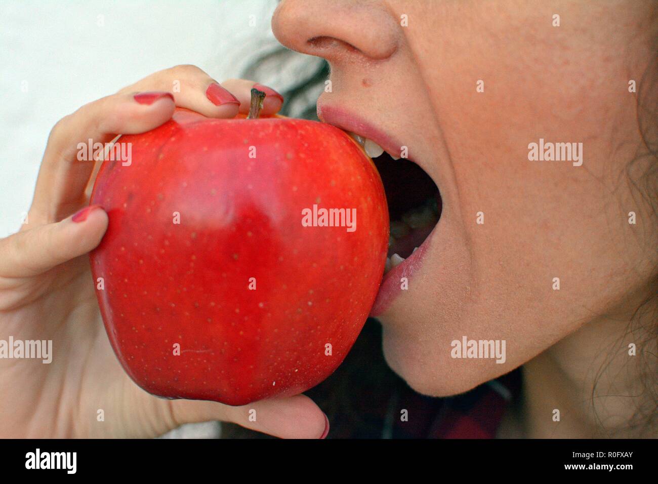 Close up girl biting un aple Banque D'Images