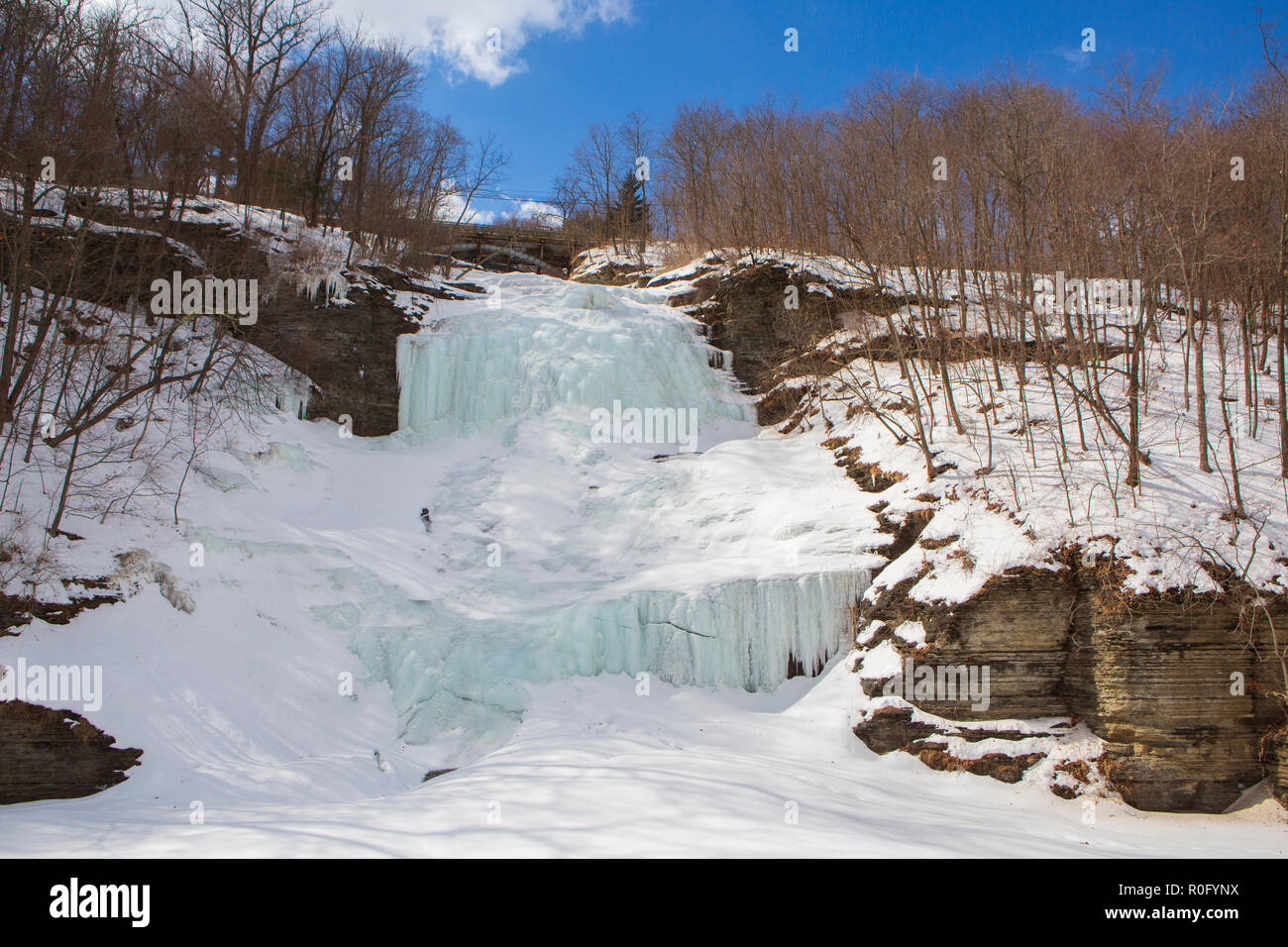 Montour Falls, bloqué sur un jour d'hiver ensoleillé, qui est situé dans le Comté de Schuyler, l'État de New York à 10 miles au sud de Watkins Glen. Banque D'Images