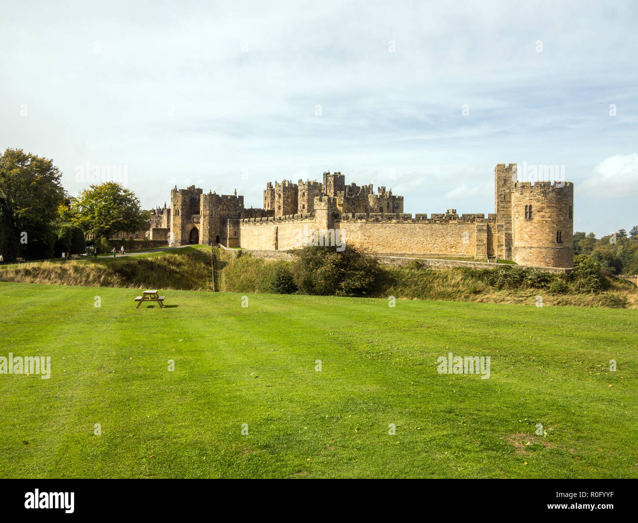 Château d'Alnwick et terrains siège du Percy famille et maison ancestrale au duc de Northumberland dans la campagne du Northumberland England UK Banque D'Images