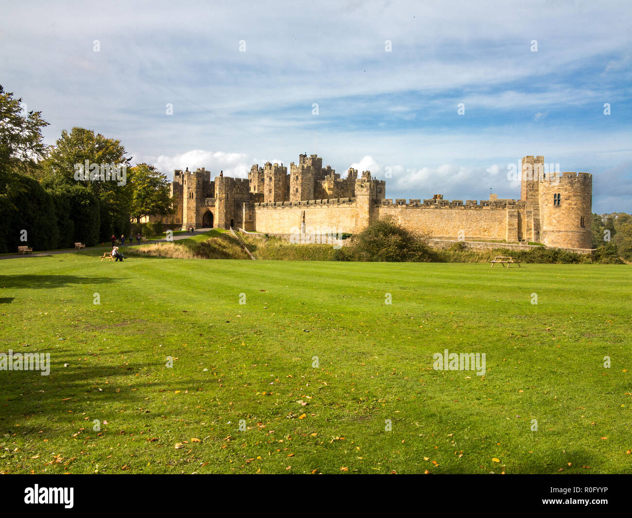Château d'Alnwick et terrains siège du Percy famille et maison ancestrale au duc de Northumberland dans la campagne du Northumberland England UK Banque D'Images