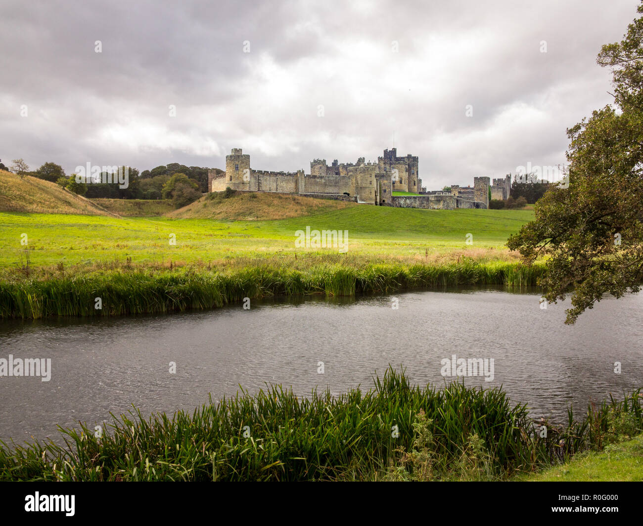 Château d'Alnwick et terrains siège du Percy famille et maison ancestrale au duc de Northumberland dans la campagne du Northumberland England UK Banque D'Images