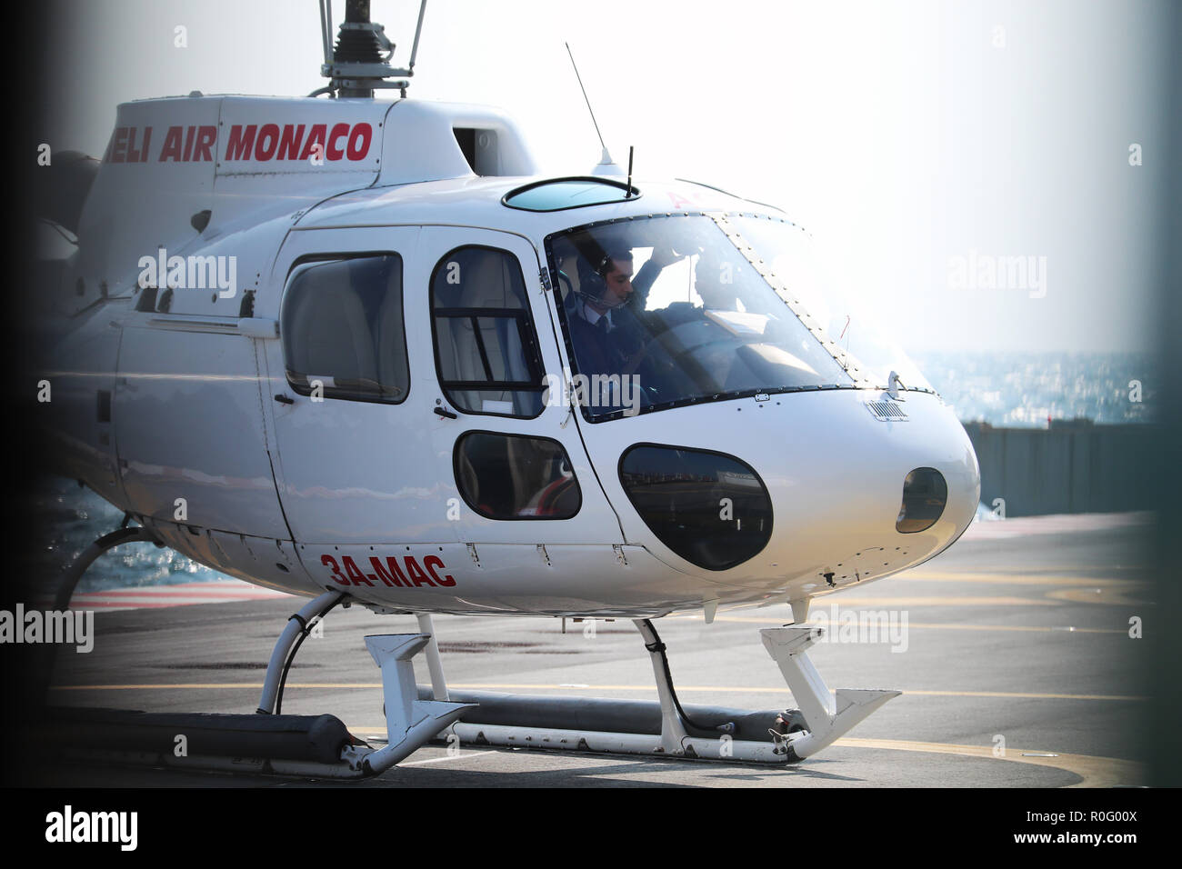 Fontvieille, Monaco - 25 mars 2018 : Prêt pour le décollage de l'hélicoptère à Monaco, AÃ©rospatiale AS-350B Ecureuil - 3A-MAC stationné à l'extérieur à l'Héliport - Banque D'Images