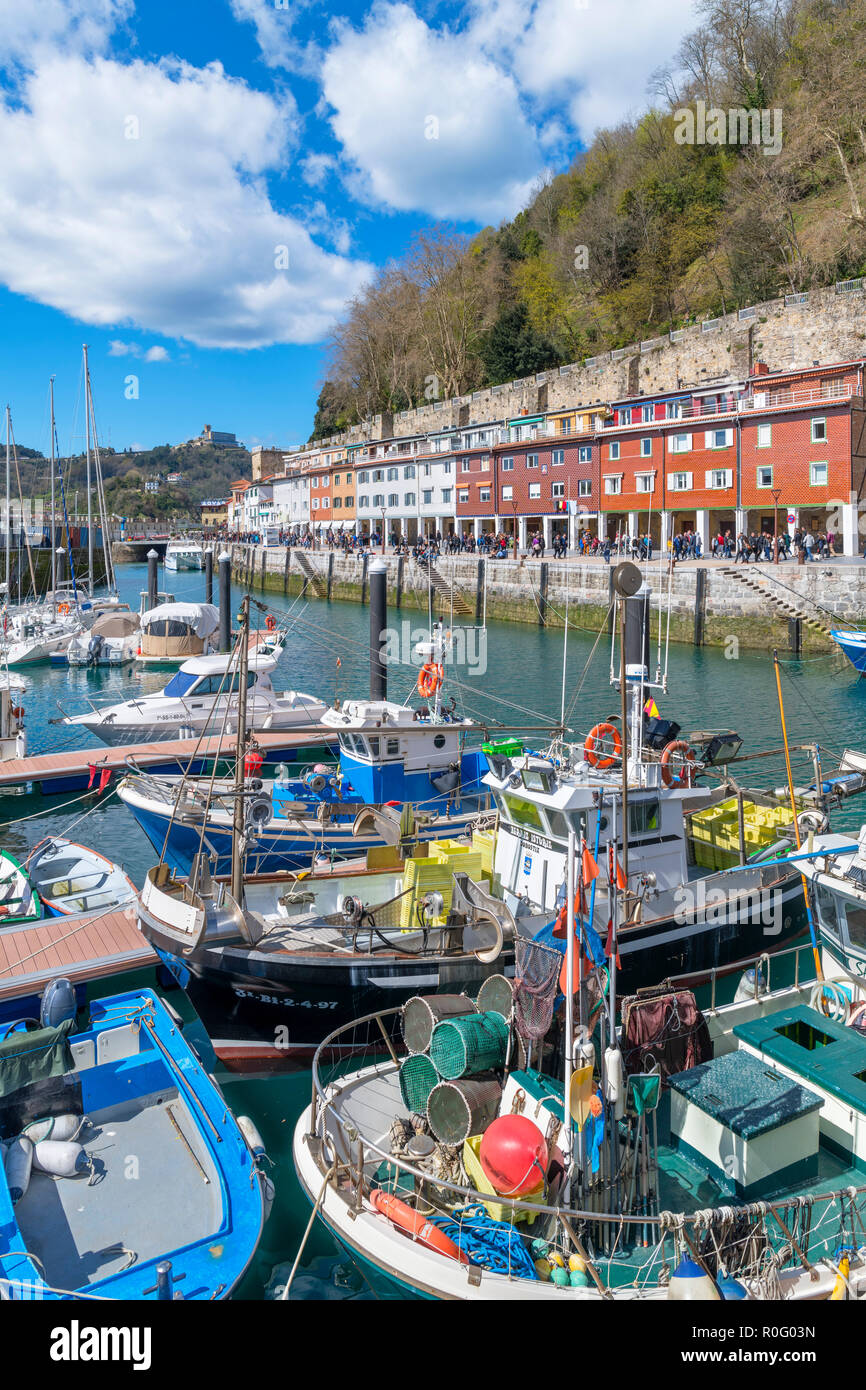 Bateaux de pêche dans le vieux port dans le Casco Viejo, San Sebastian, Pays Basque, Espagne Banque D'Images