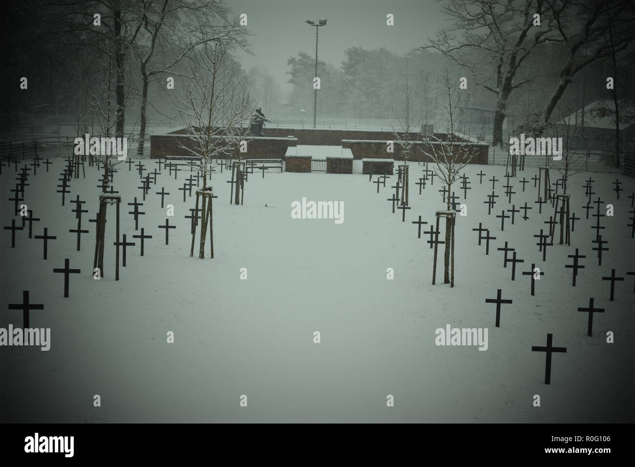 2ww en Ehrenfriedhof Reimsbach est un cimetière militaire, situé au pied de la haute forêt dans la campagne recouverte de neige de la Sarre Banque D'Images